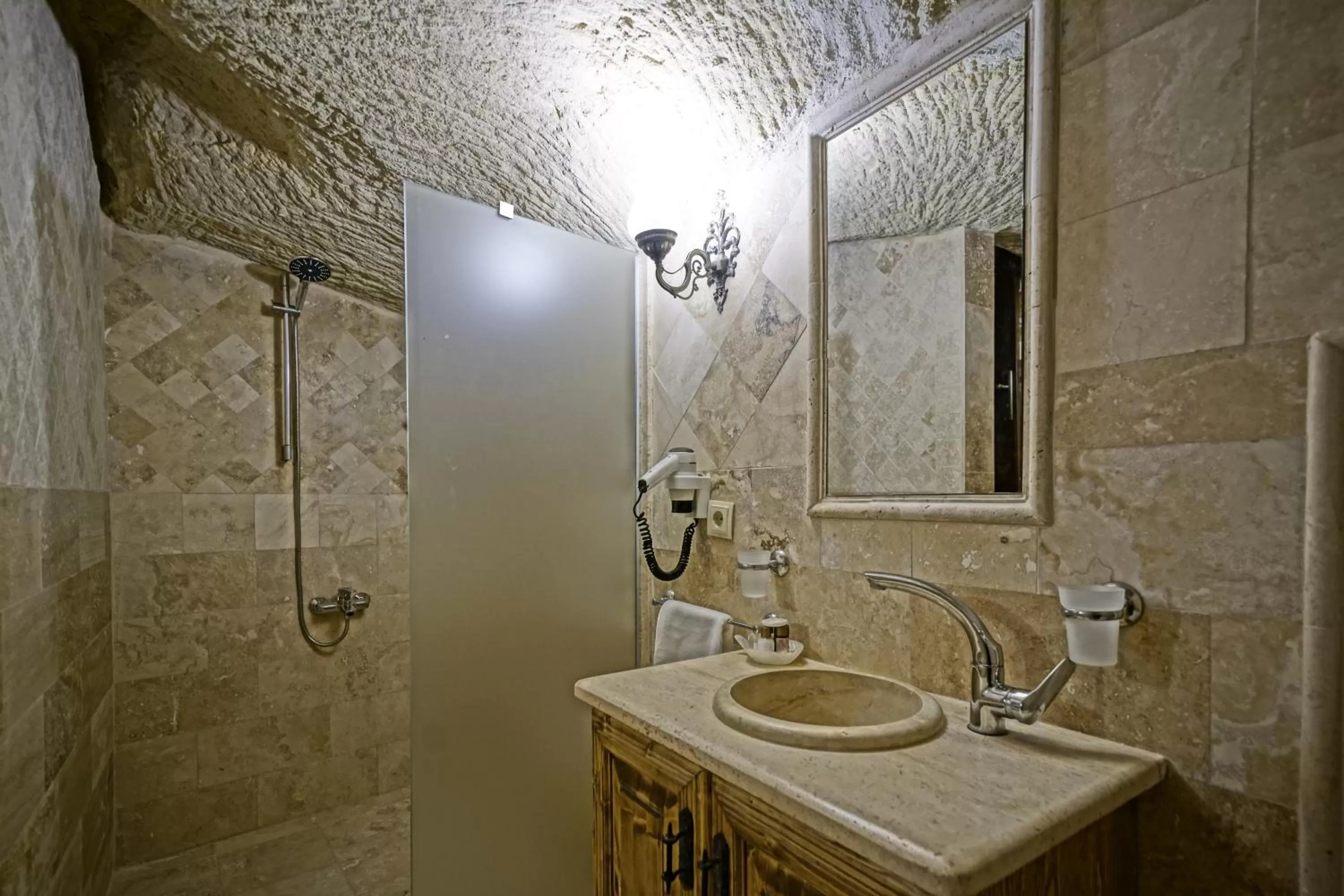 Bathroom in Vista Cave Hotel