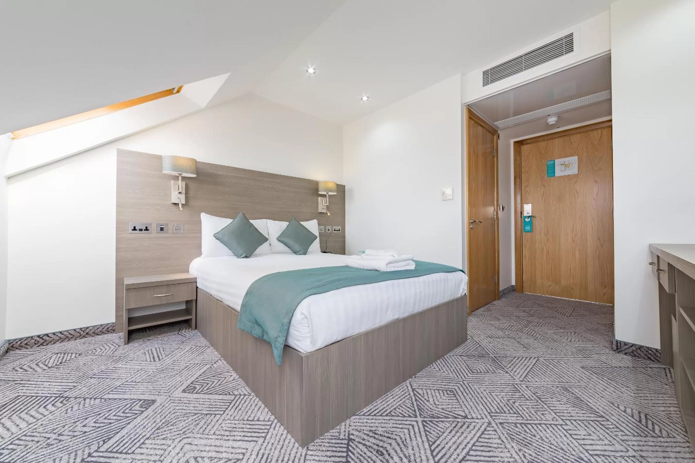 Photo of the whole room, Bed in The Lion & Key Hotel