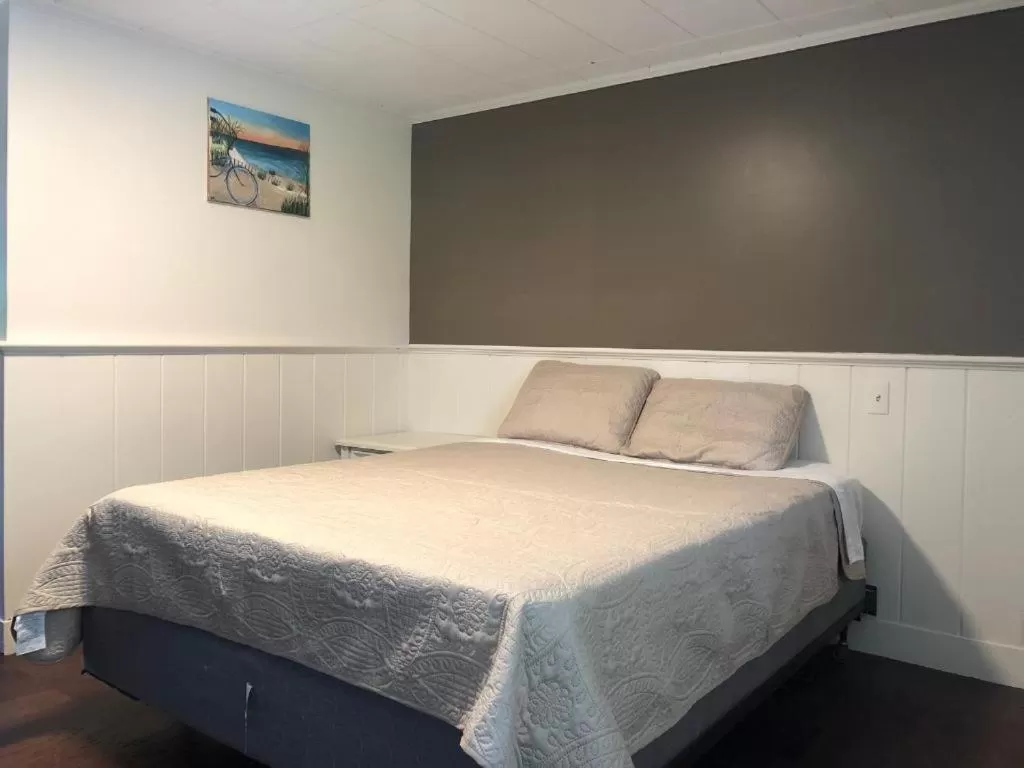 Bed in Herring Run Motel and Tiny Cabins