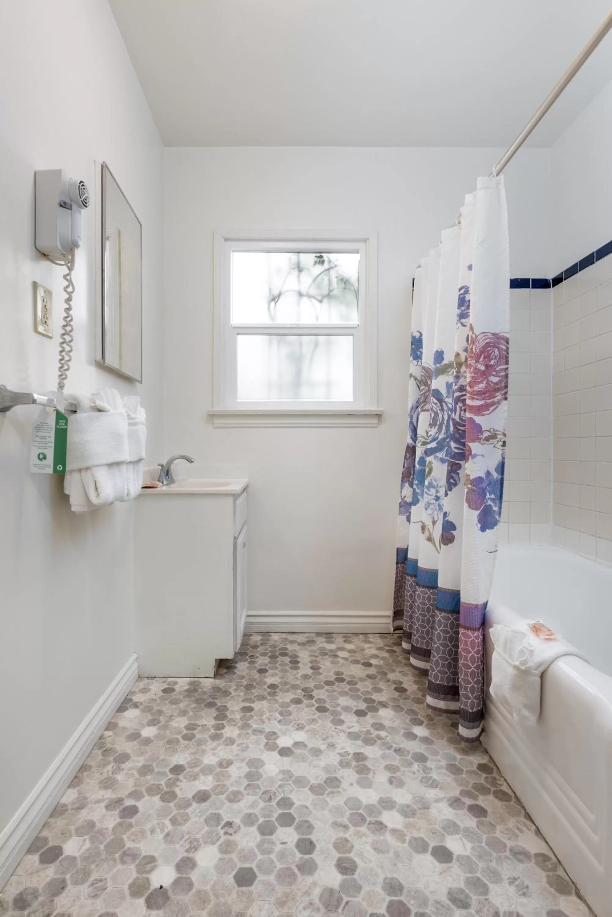 Kitchen/Kitchenette in Wilshire Motel