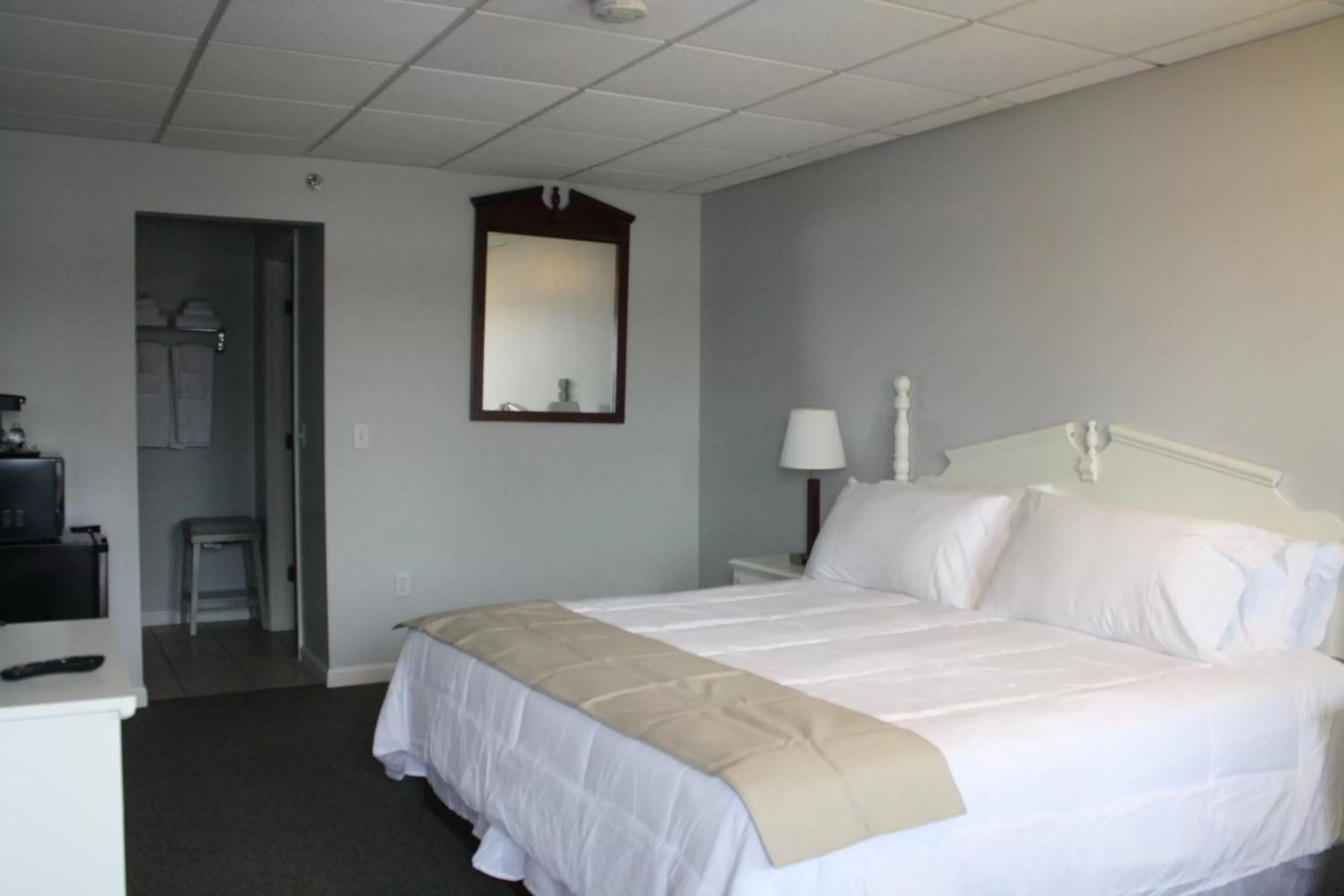 Deluxe King Room - single occupancy in Winnisquam Lake Inn