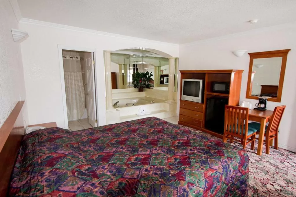 Photo of the whole room, Bed in West Coast Inn Santa Ana