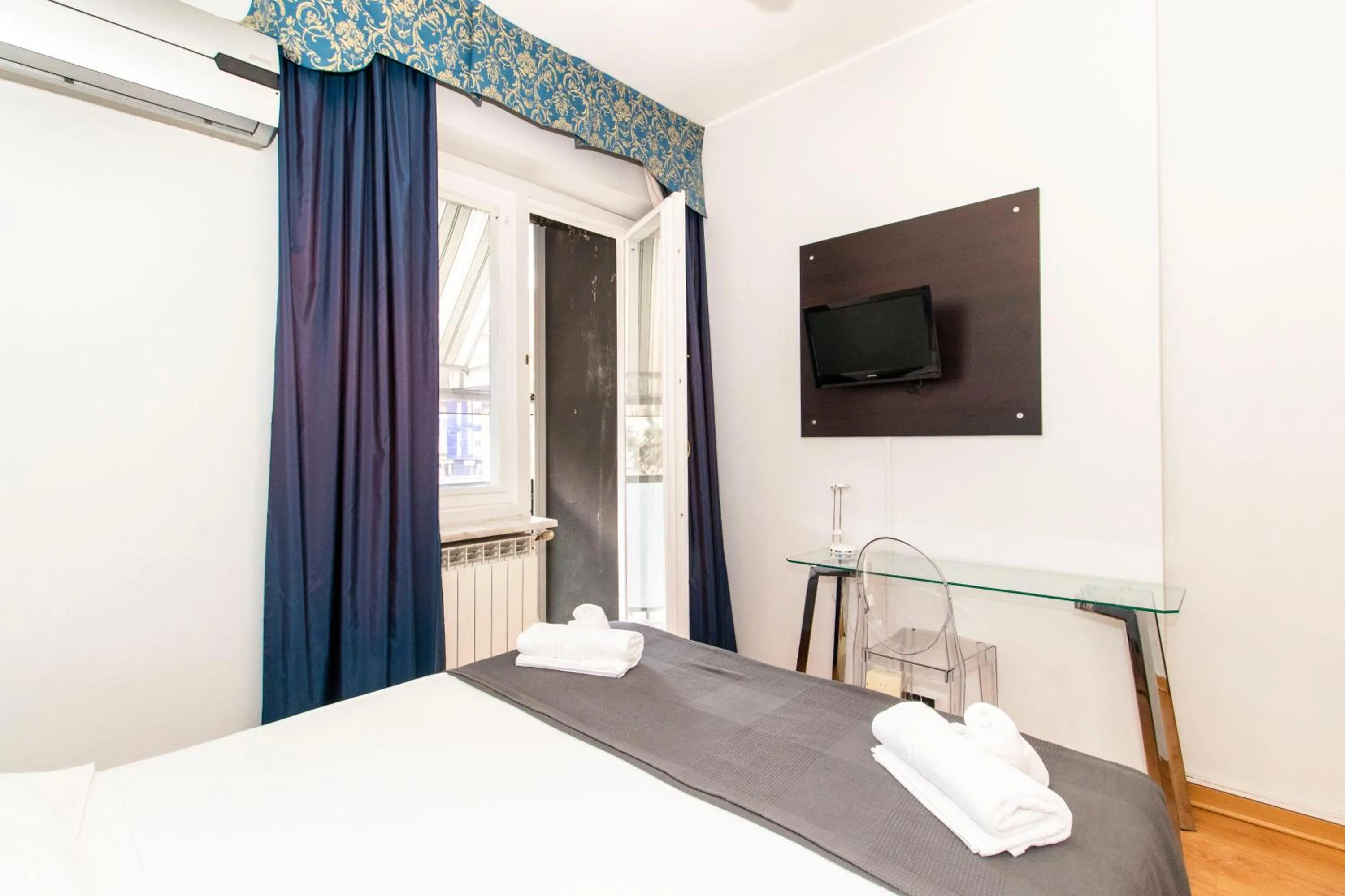 Photo of the whole room, Bed in Hotel Cristallo Torino