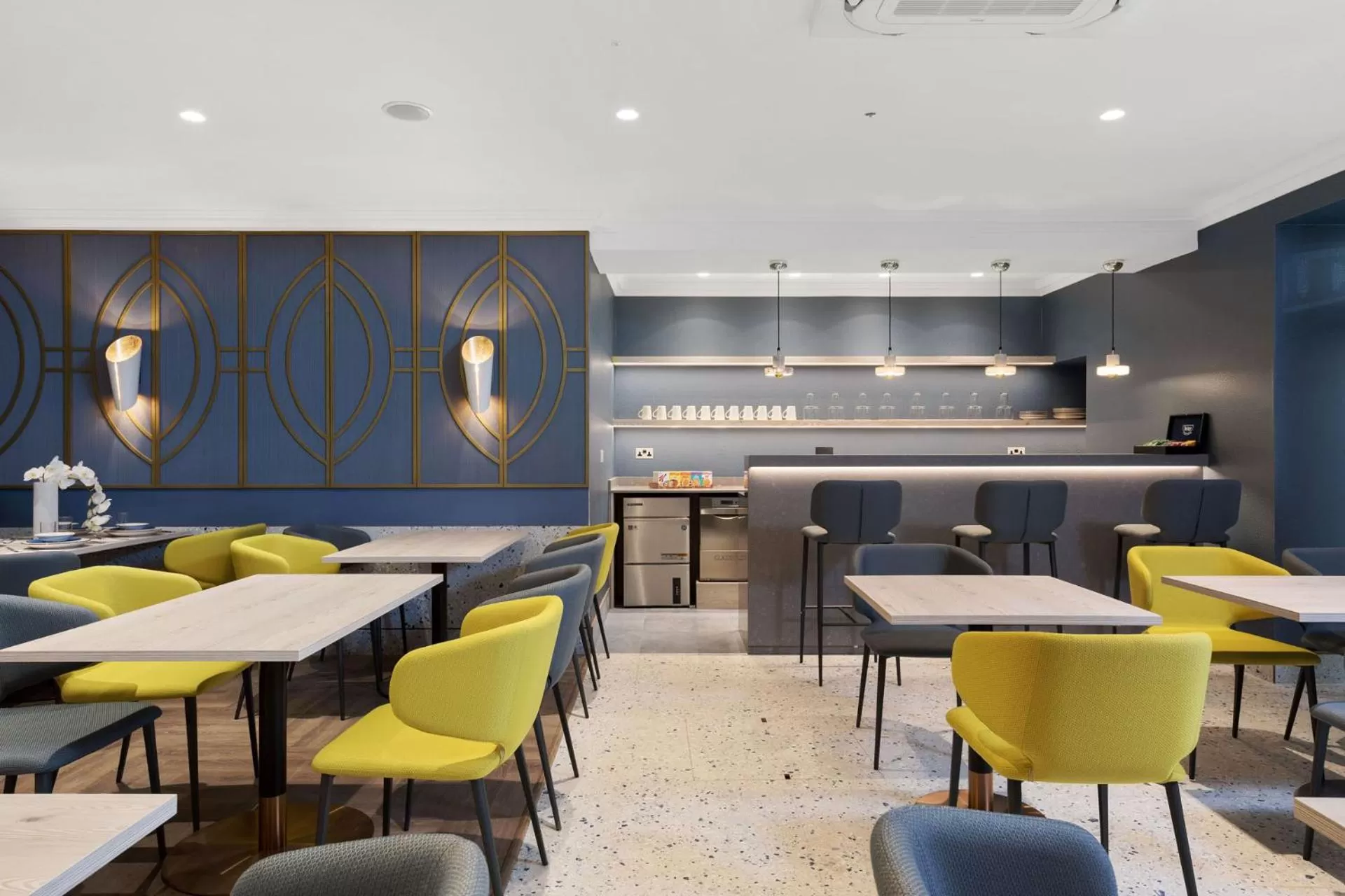 Restaurant/places to eat in Commodore Hotel