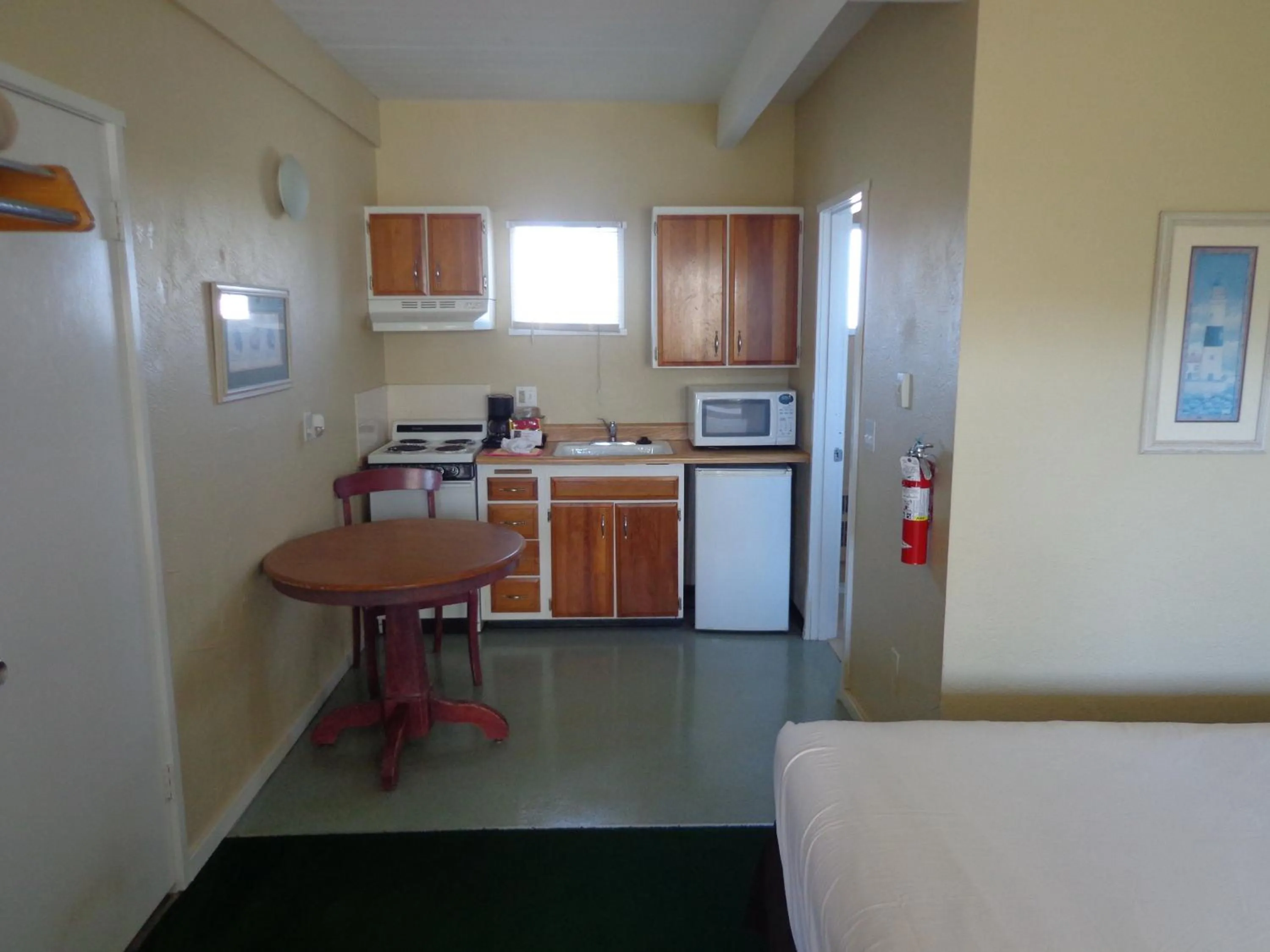 Kitchen or kitchenette in Ocean Shores Inn & Suites