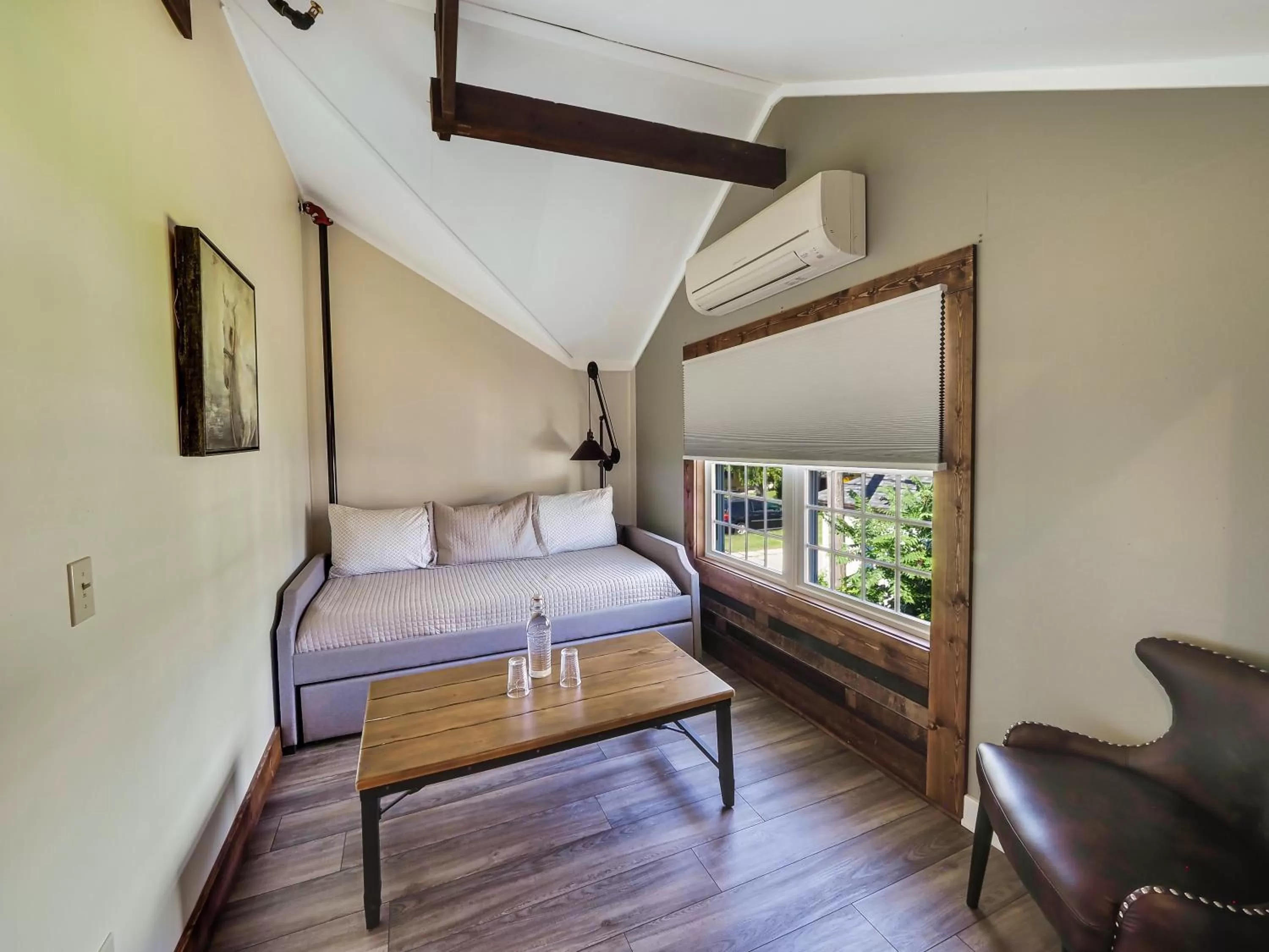 Seating area, Bed in Cartier Mansion