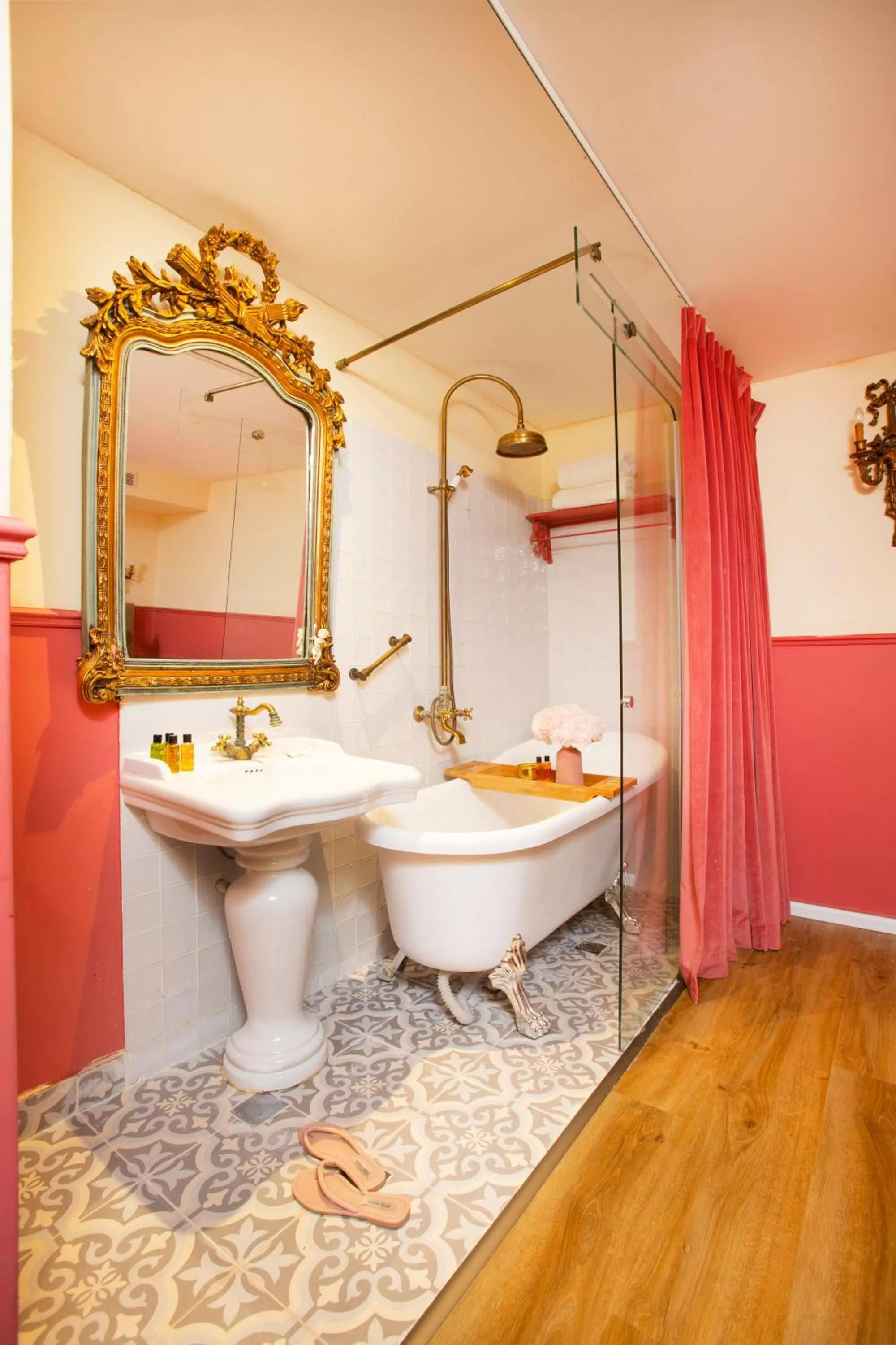 Shower in The Elliot - Adults only