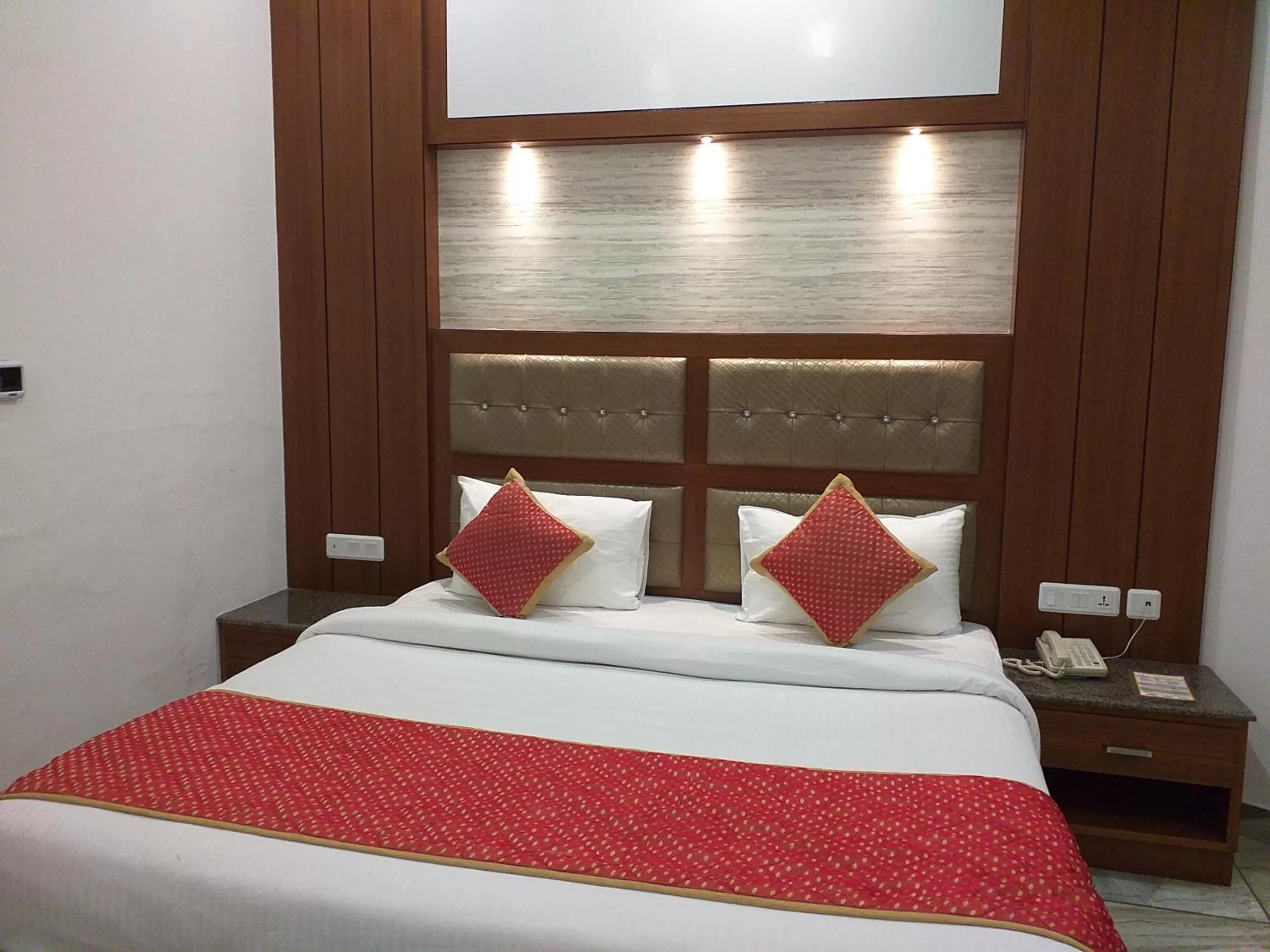 Bed in Grand Hotel Nawanshahr