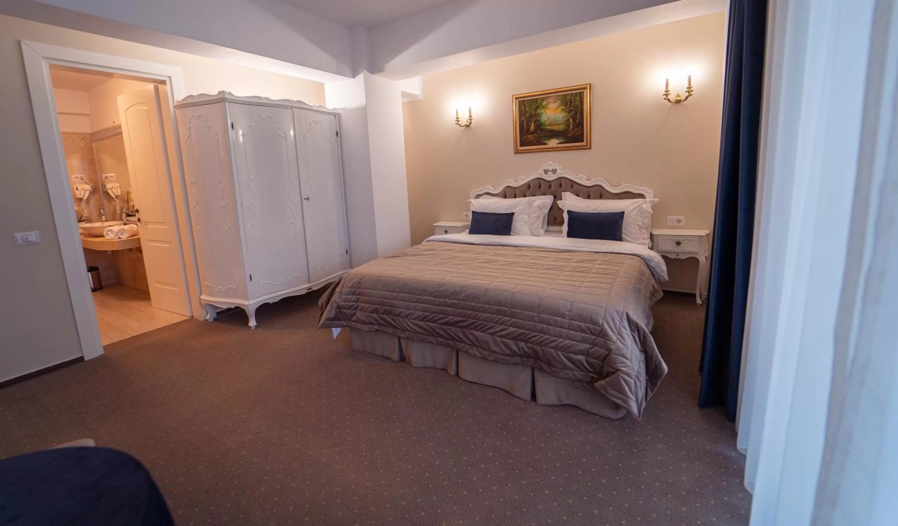 Photo of the whole room, Bed in Gradinile Romane