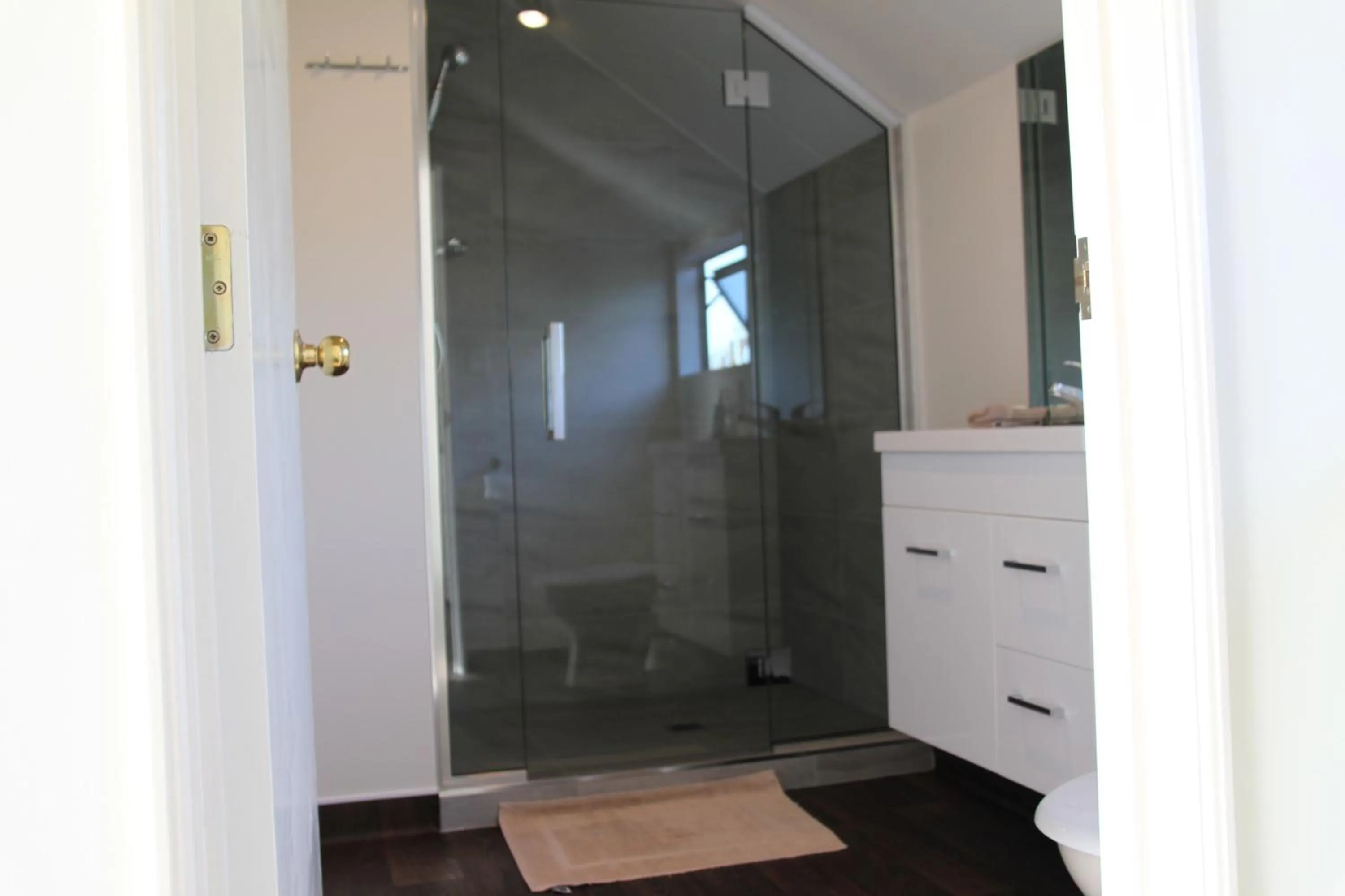 Bathroom in Alcala Motor Lodge