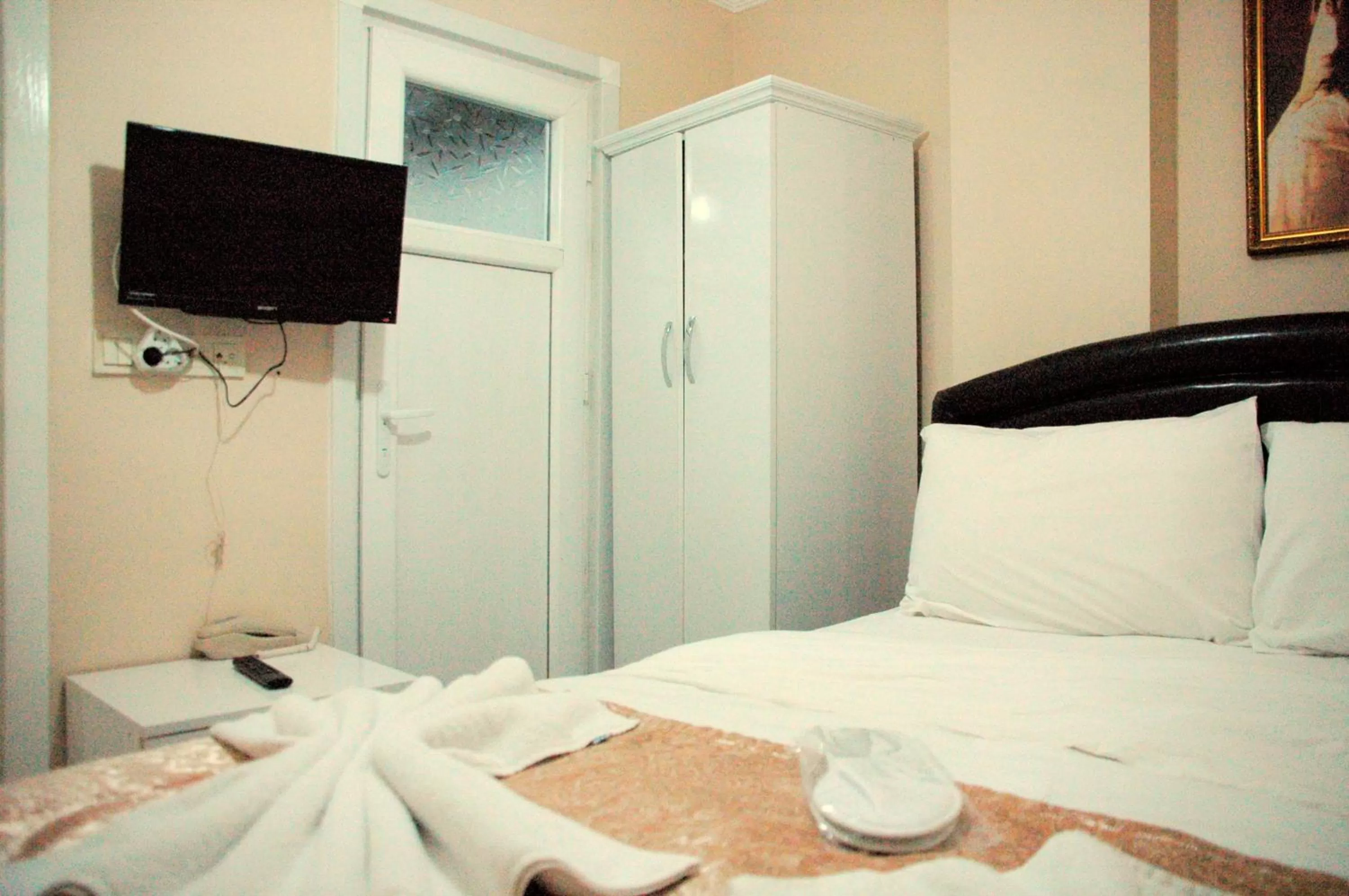 Photo of the whole room, TV/Entertainment Center in Tolga Hotel