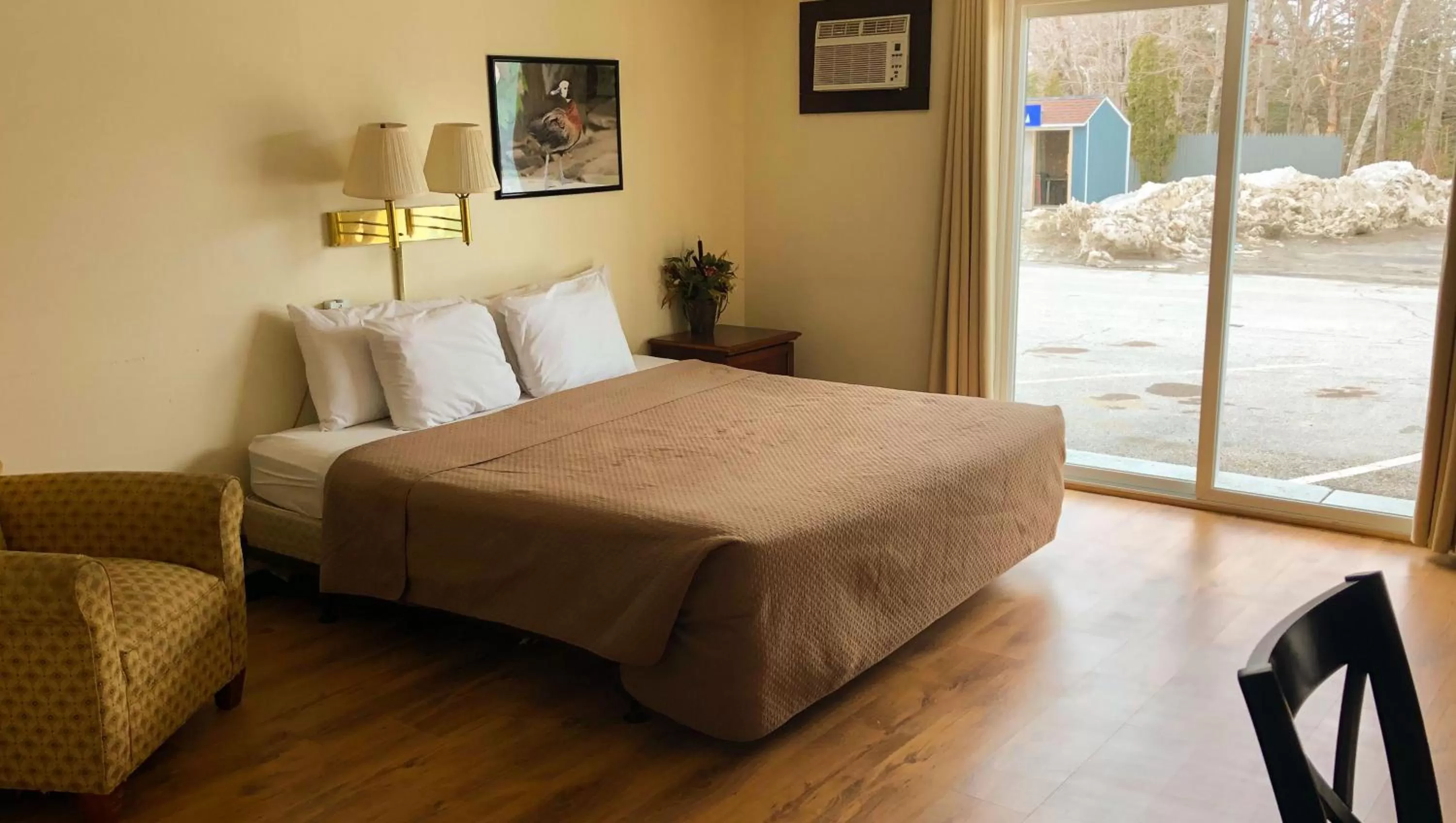 Photo of the whole room, Bed in Colonial Inn Ellsworth