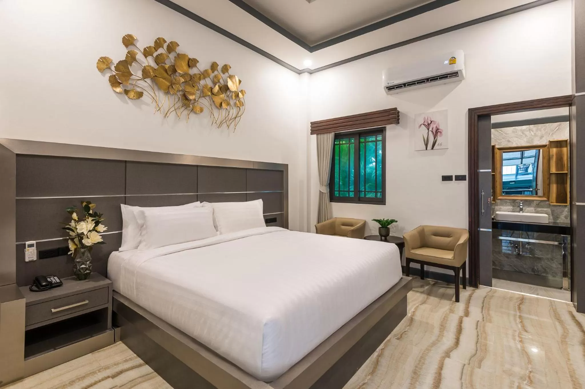 Bedroom, Bed in Loy Chalet