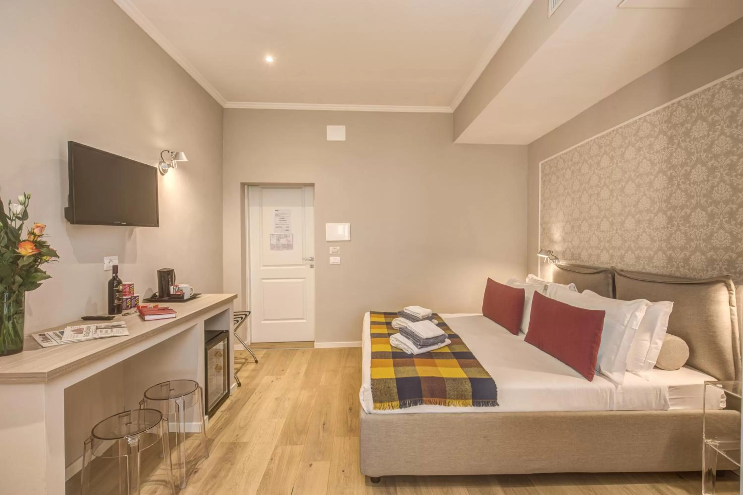 Photo of the whole room, Bed in The Spanish Suite Via di Ripetta