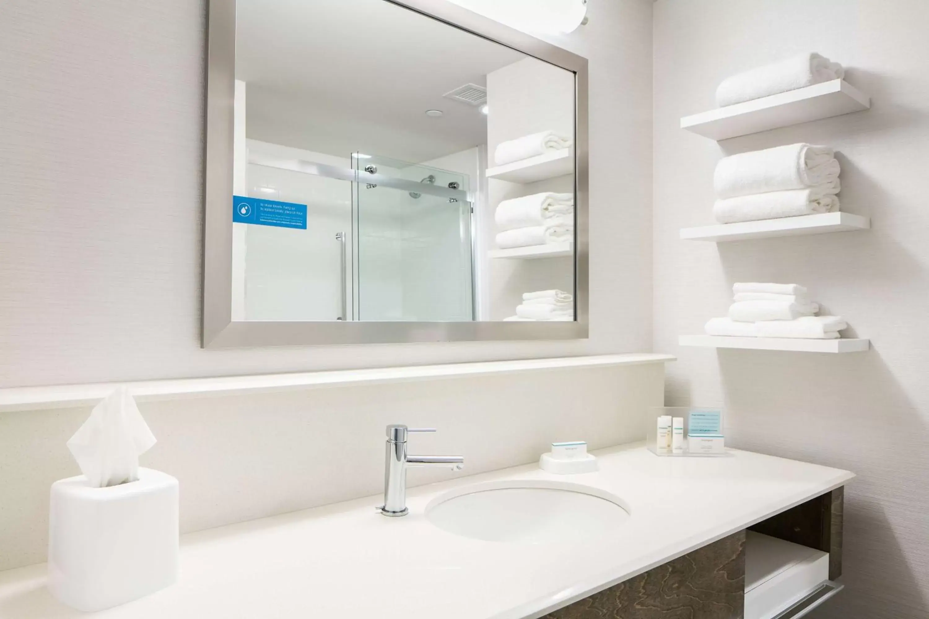 Executive King Room - Non-Smoking in Hampton Inn & Suites Mason City, IA Executive King Room - Non-Smoking in Hampton Inn & Suites Mason City, IA