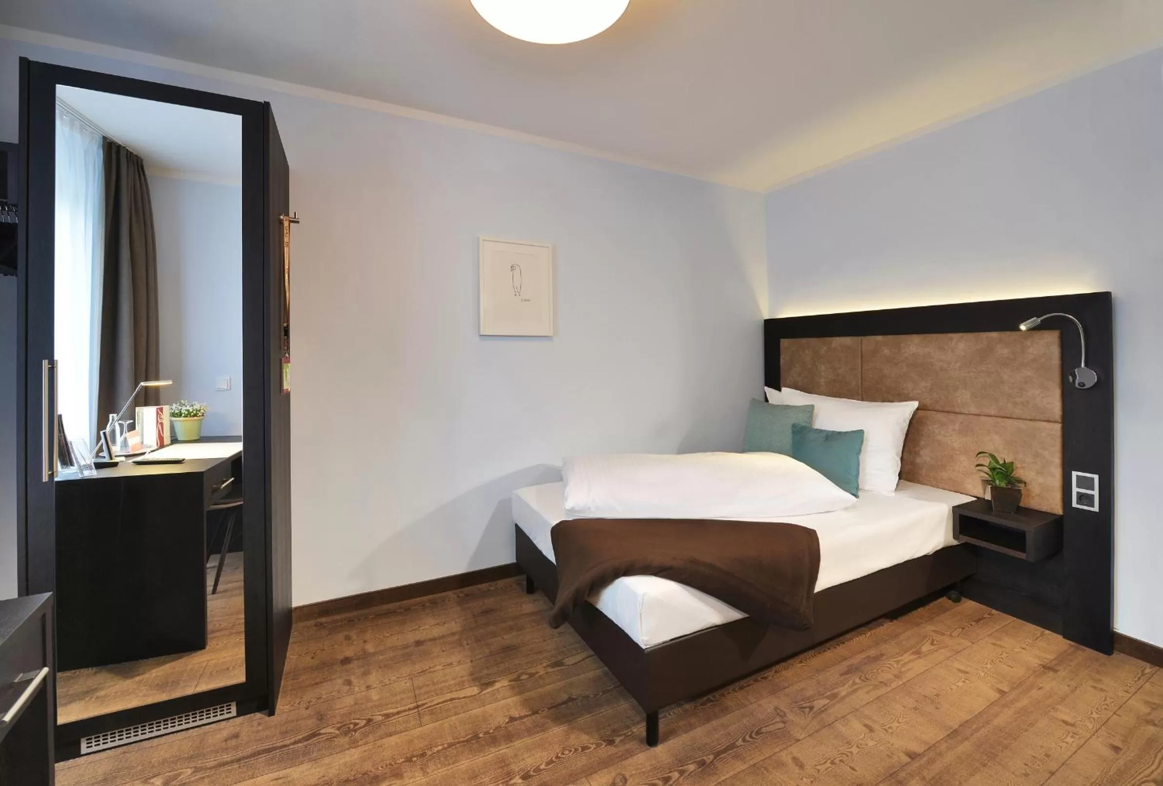 Photo of the whole room, Bed in UHU Gästehaus Superior