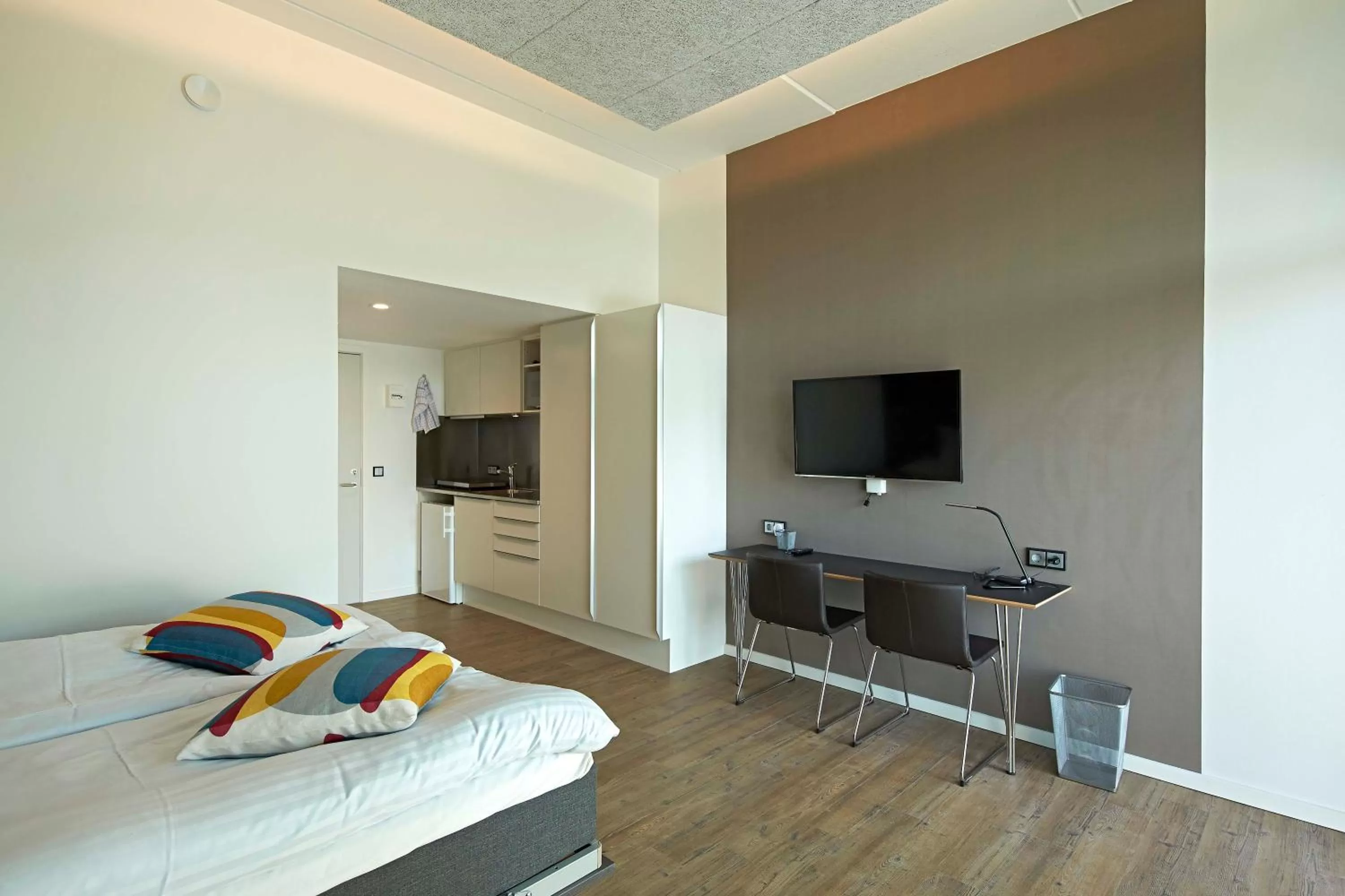 Kitchen or kitchenette, Bed in Living Suites