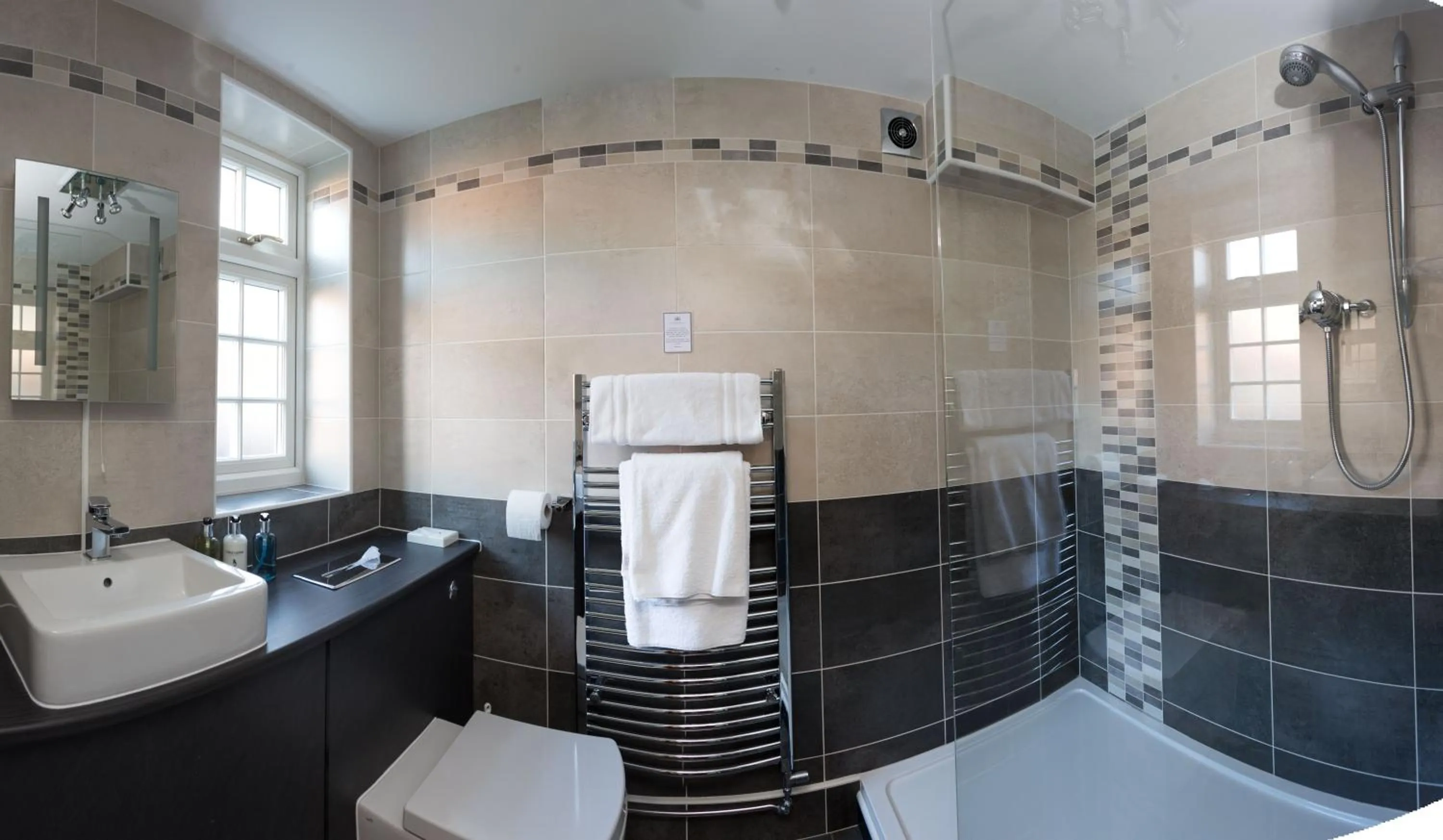 Bathroom in Best Western Sysonby Knoll Hotel