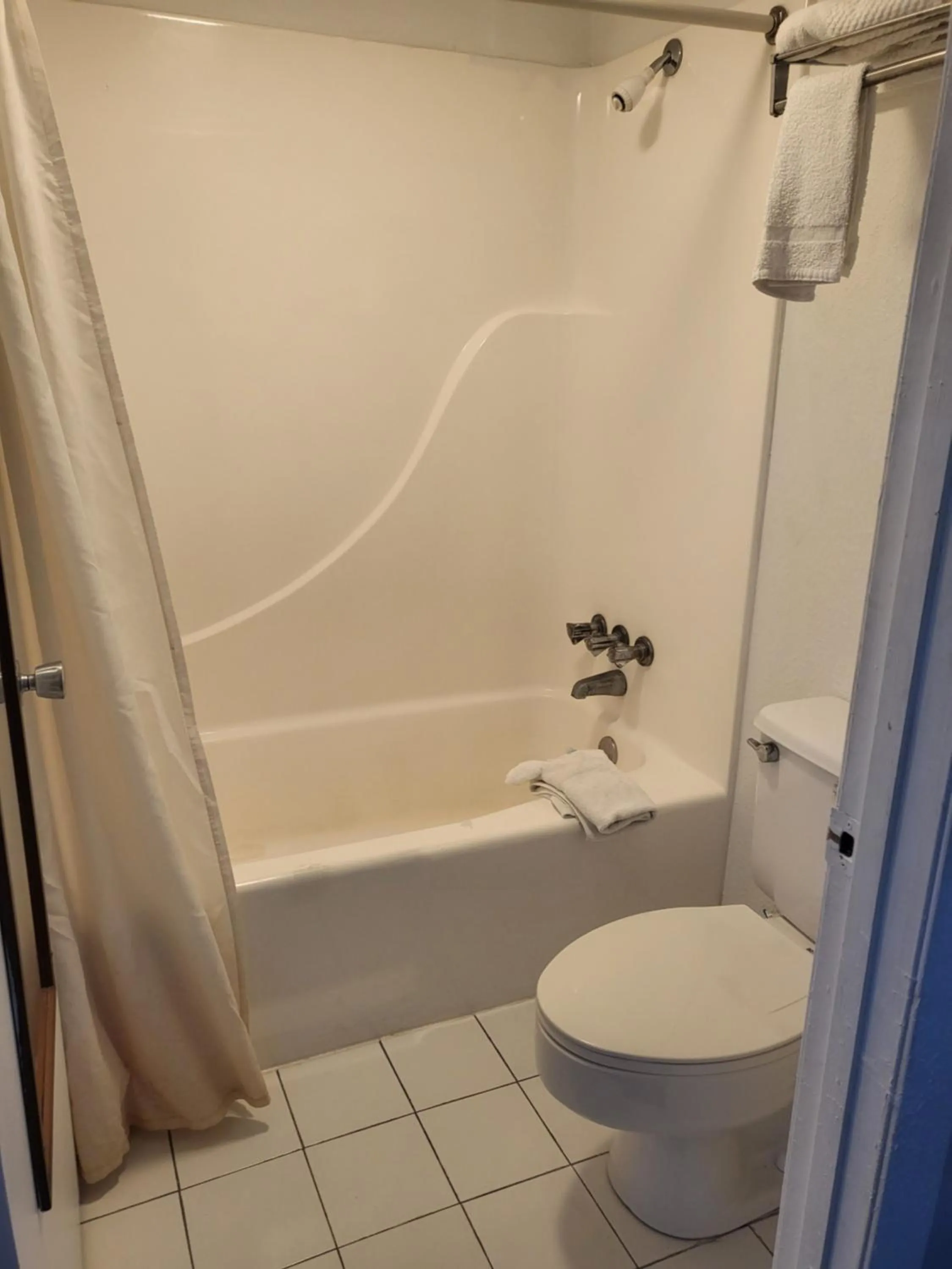 Bathroom in Rodeway Inn Brazil