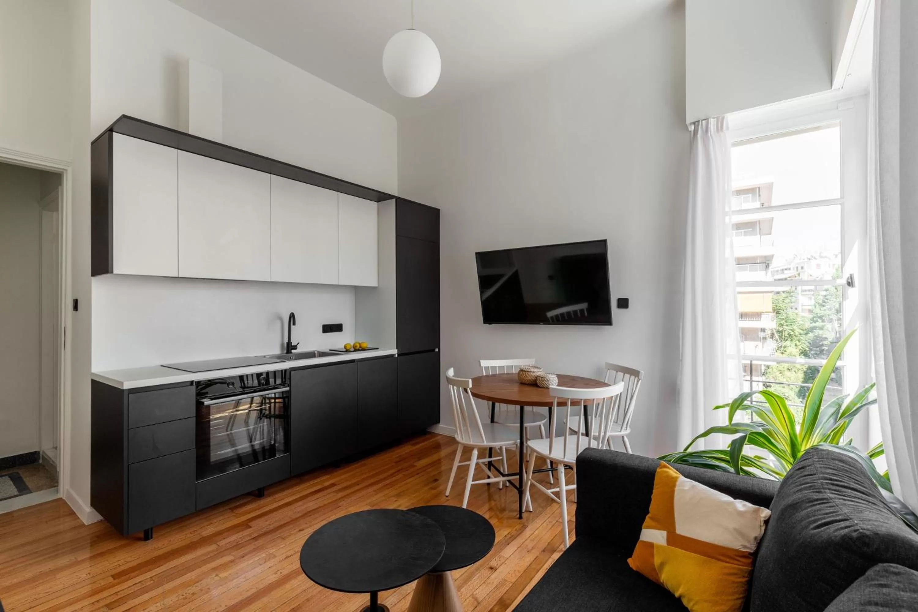 Kitchen or kitchenette, Kitchen/Kitchenette in ZOIA The Met by UPSTREET