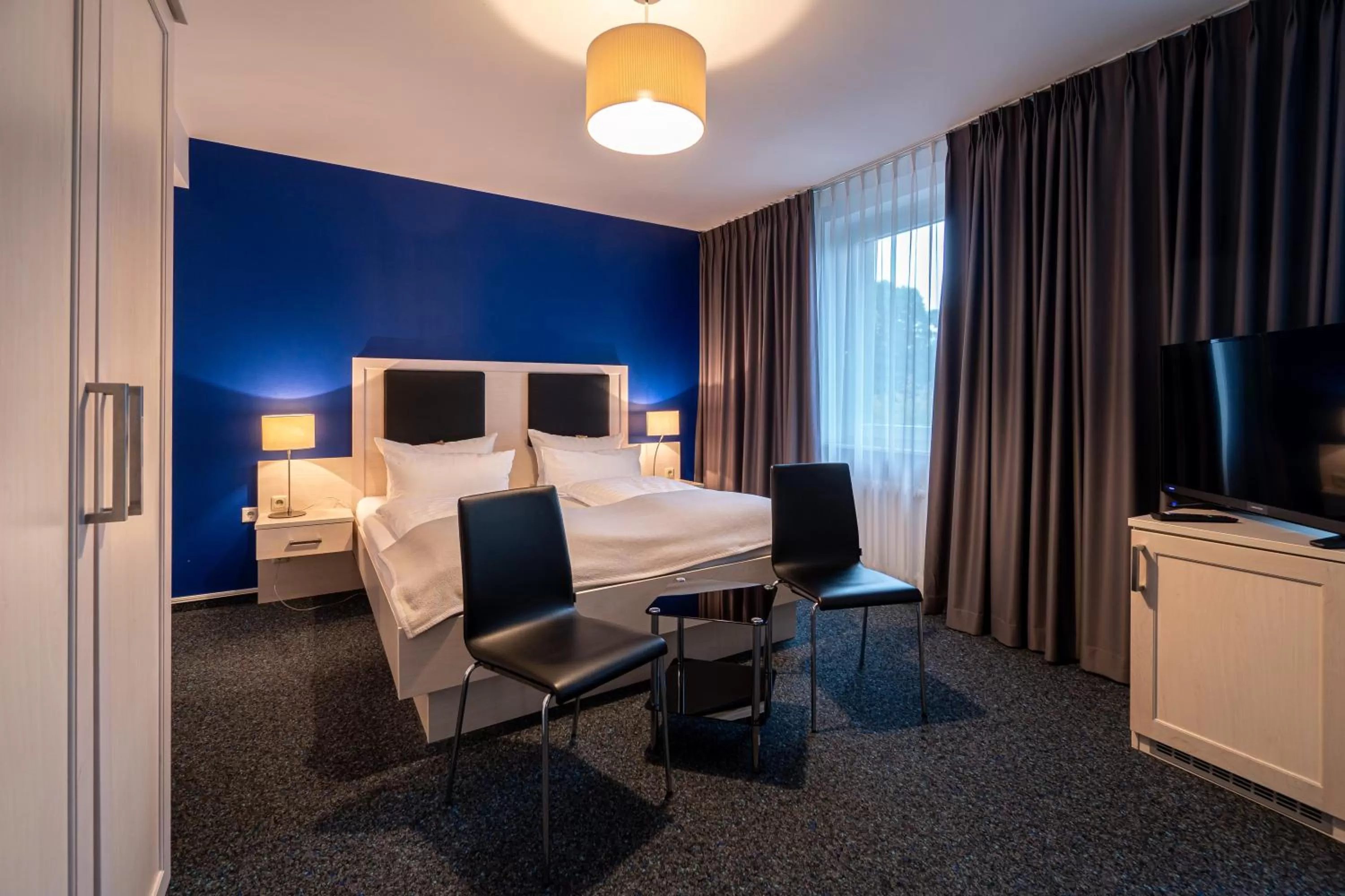 Photo of the whole room, Bed in Hotel Deutscher Hof