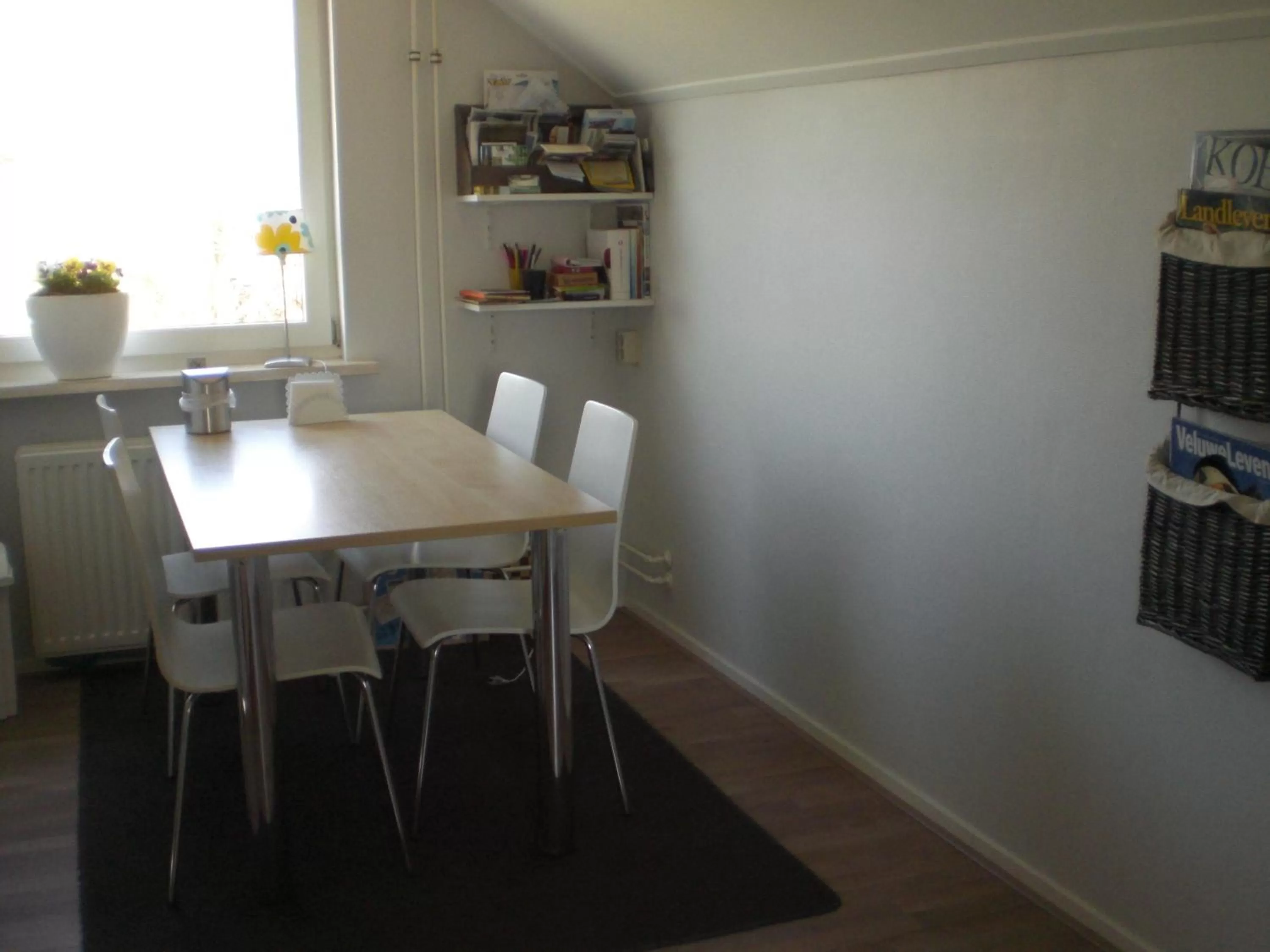 Dining area in B&B de Rivierduin
