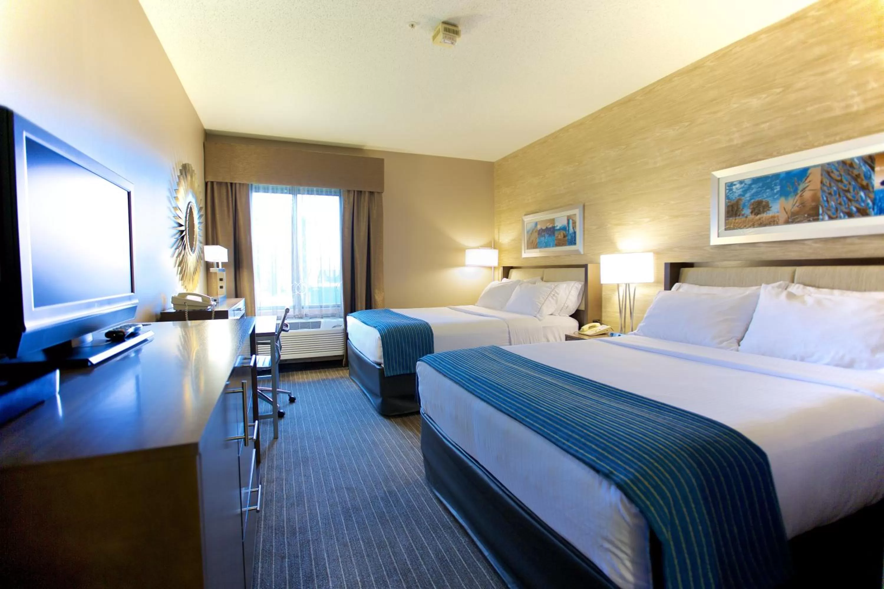 Photo of the whole room, Bed in Holiday Inn Express Fargo - West Acres by IHG