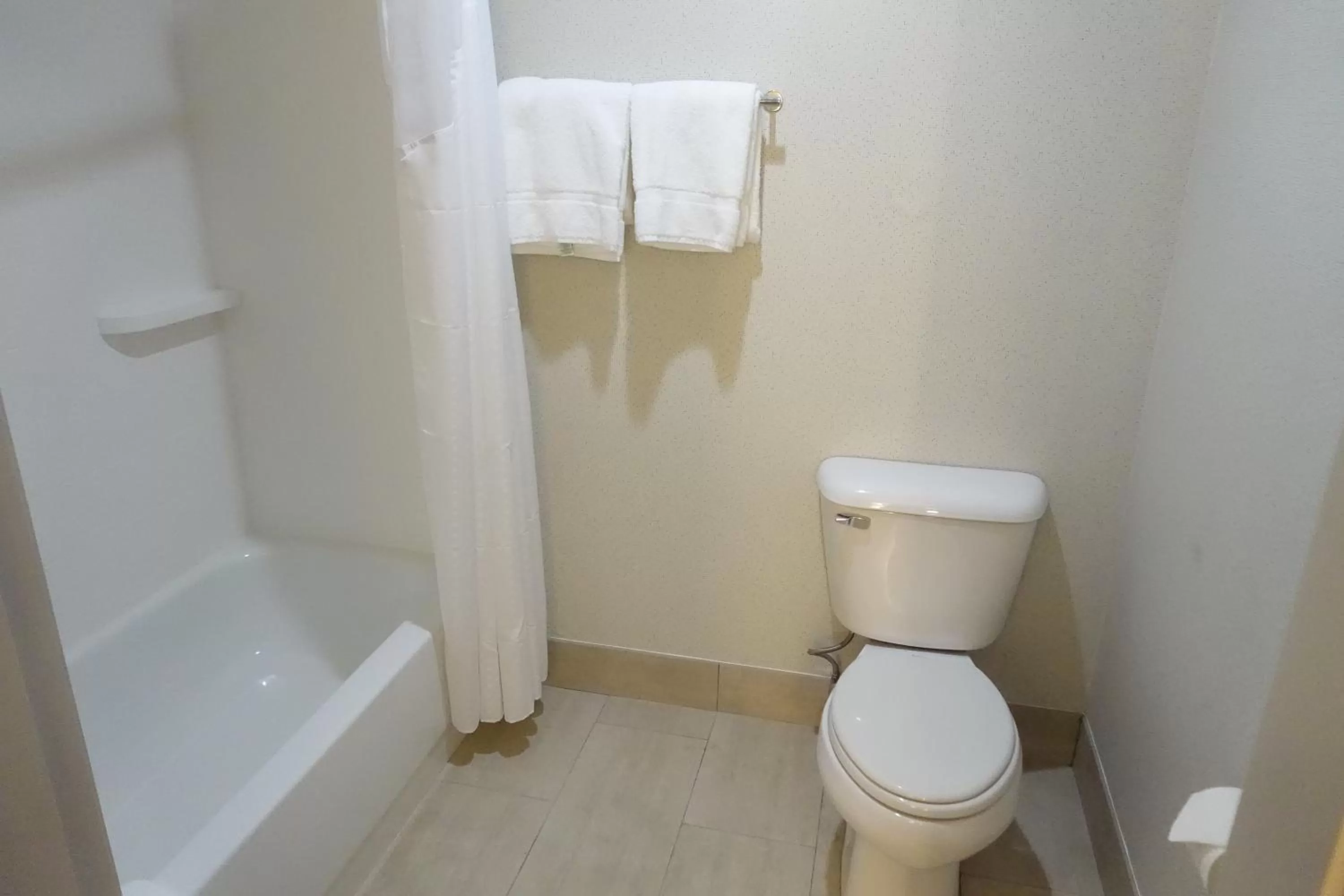 Photo of the whole room in Holiday Inn Express & Suites Brentwood