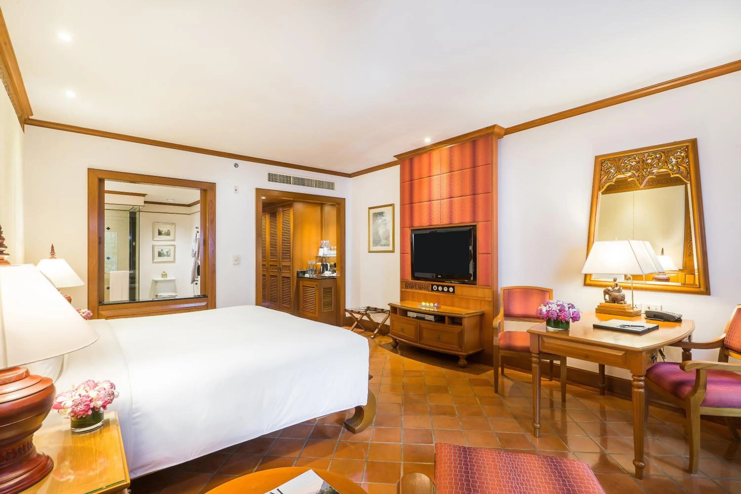 TV and multimedia, Bed in JW Marriott Phuket Resort and Spa