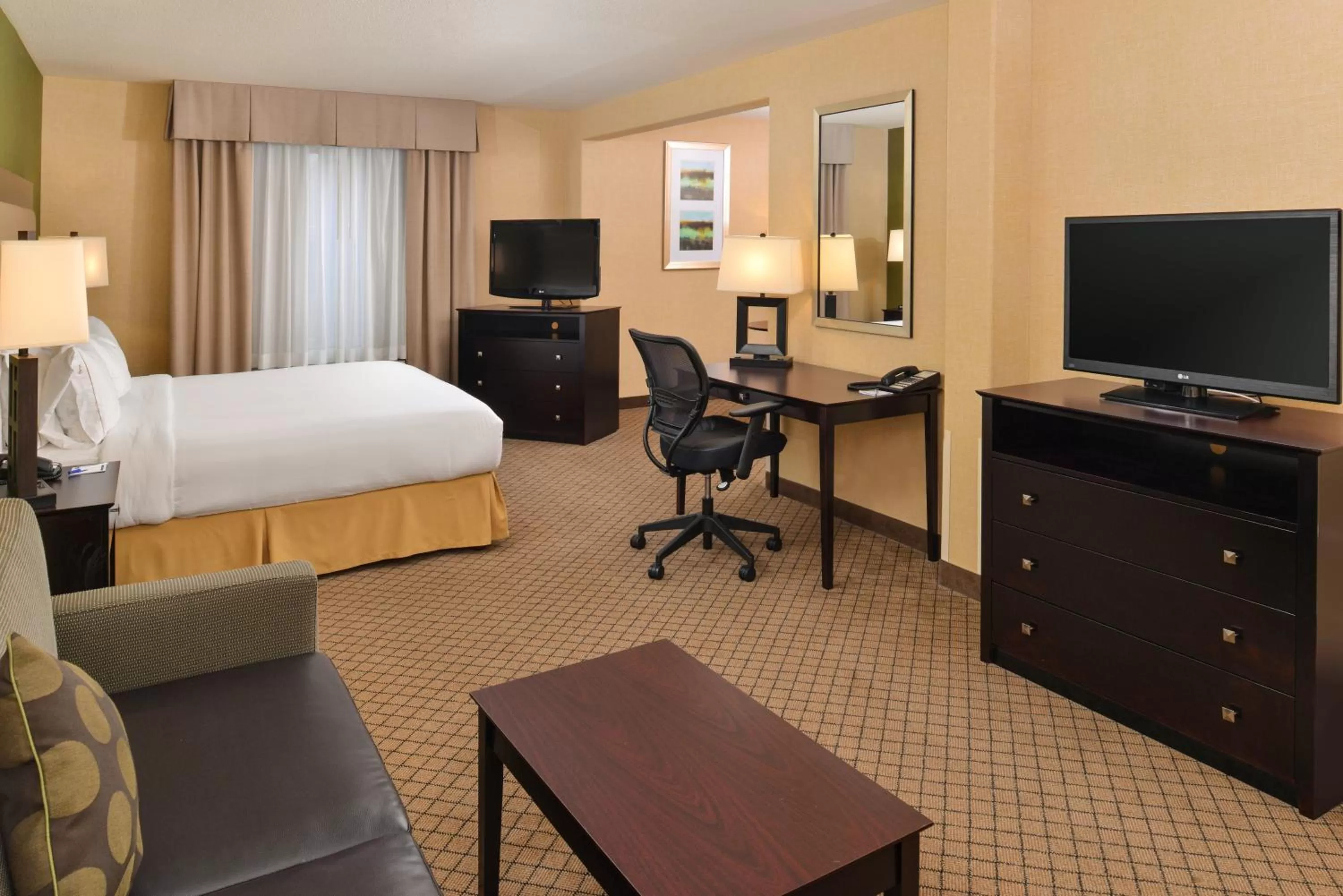 Photo of the whole room, Bed in Holiday Inn Express Woodland by IHG