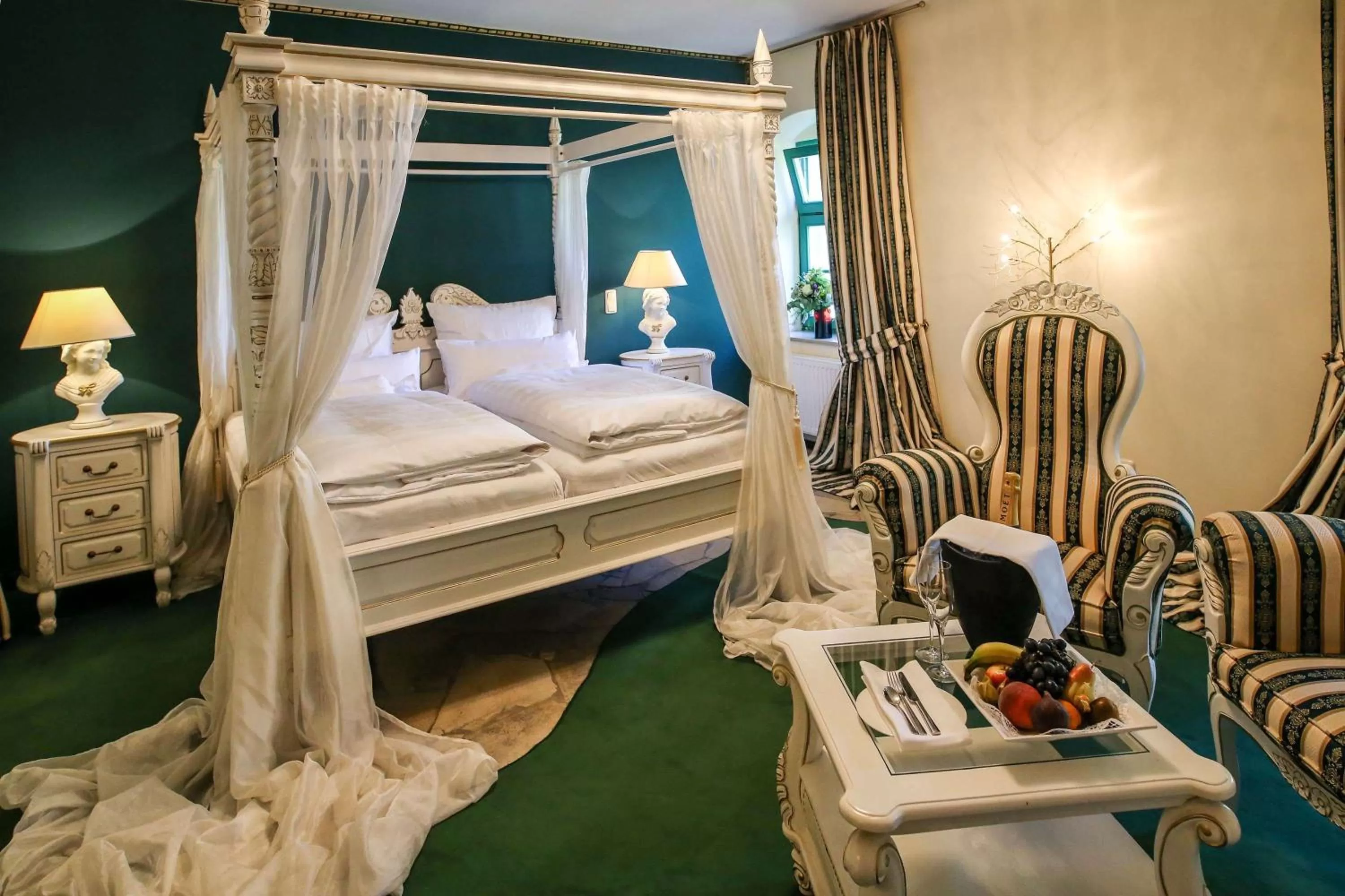 Photo of the whole room, Bed in Backstage Hotel