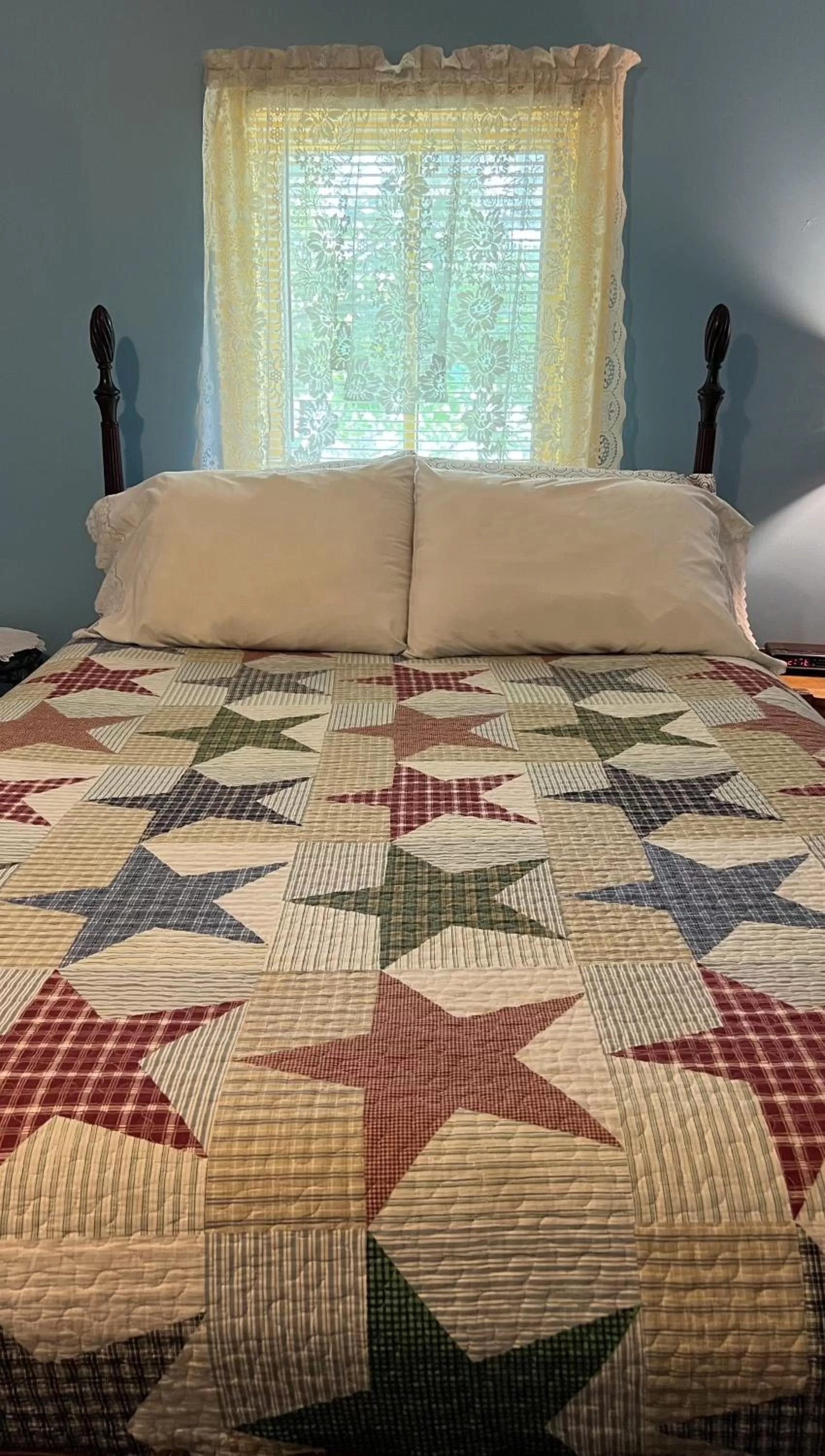 Queen Room in Ozark Country Inn