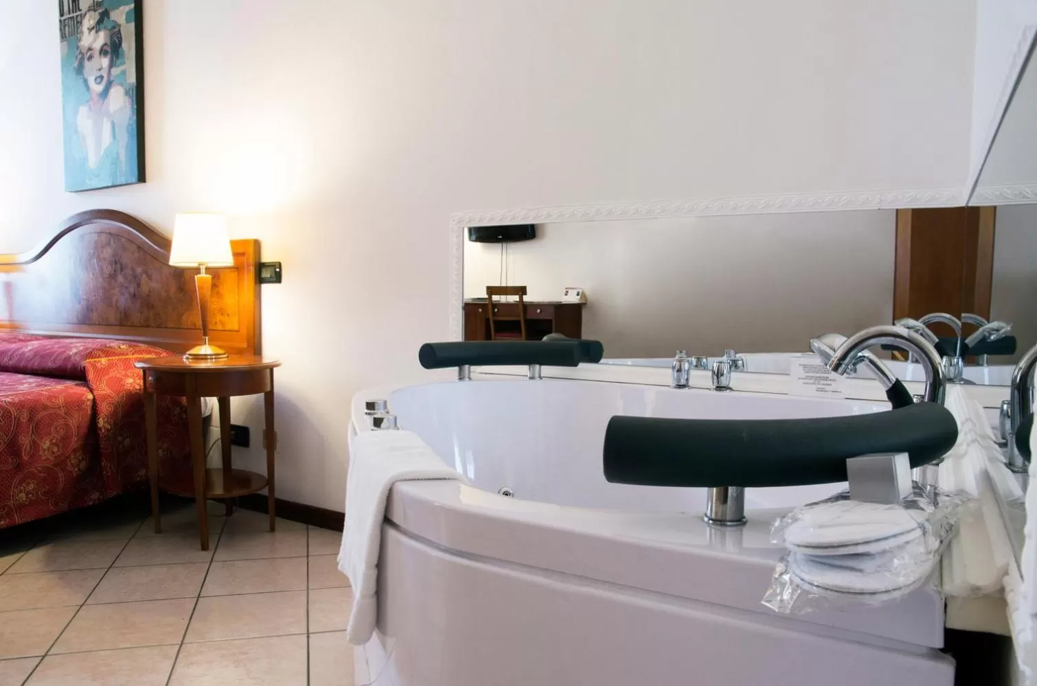 Hot Tub, Bed in Primotel Brescia