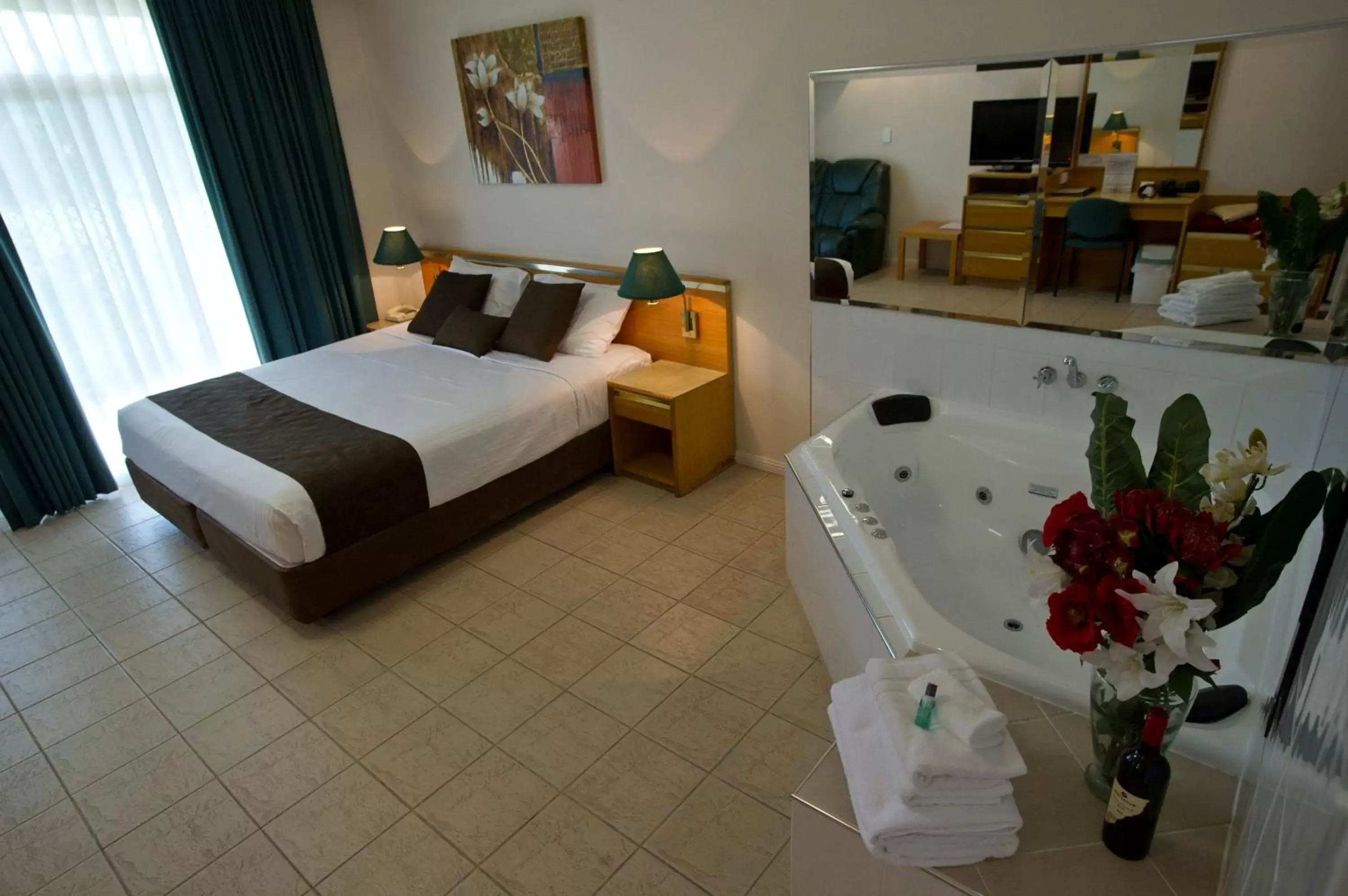 King Suite with Spa Bath - Non-Smoking in Mid City Motor Inn Singleton King Suite with Spa Bath - Non-Smoking in Mid City Motor Inn Singleton