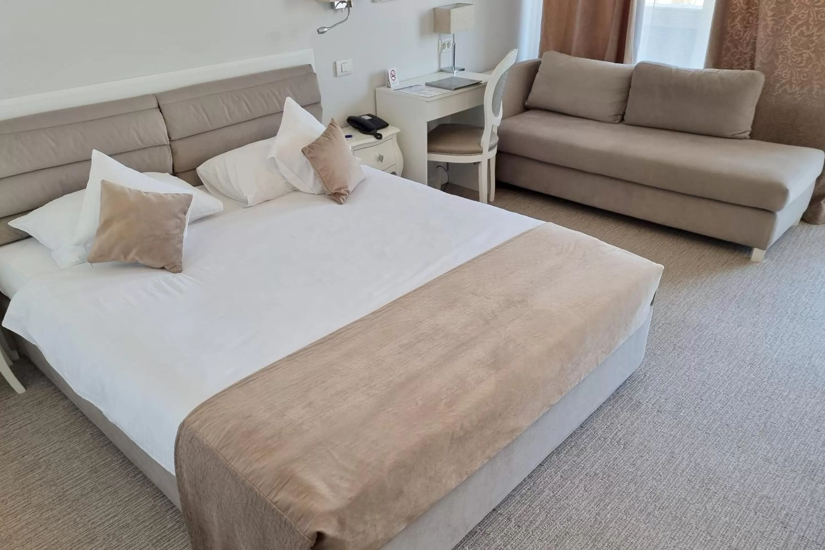 Photo of the whole room, Bed in Continental Forum Arad