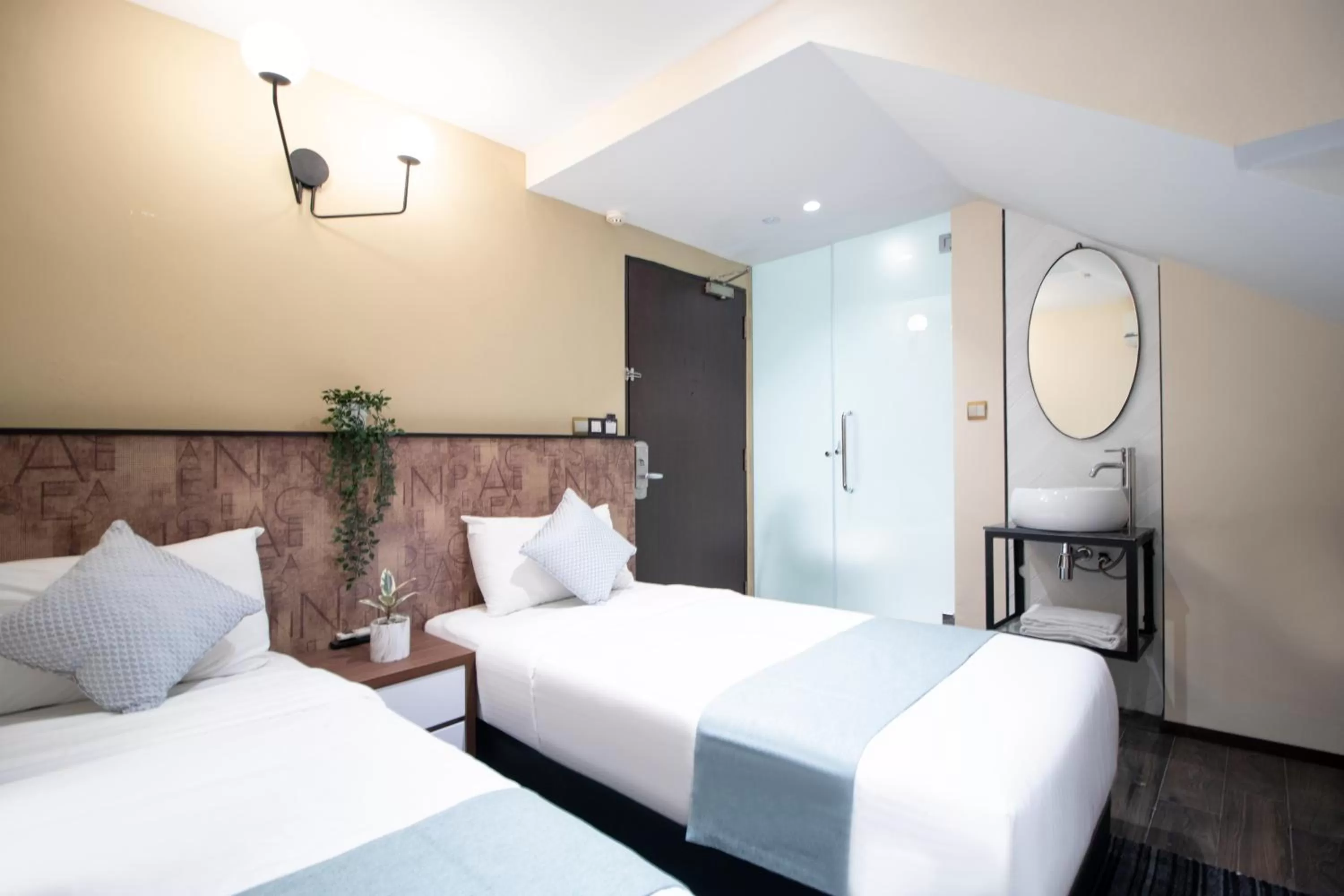 Photo of the whole room in Harbour Ville Hotel - Hamilton