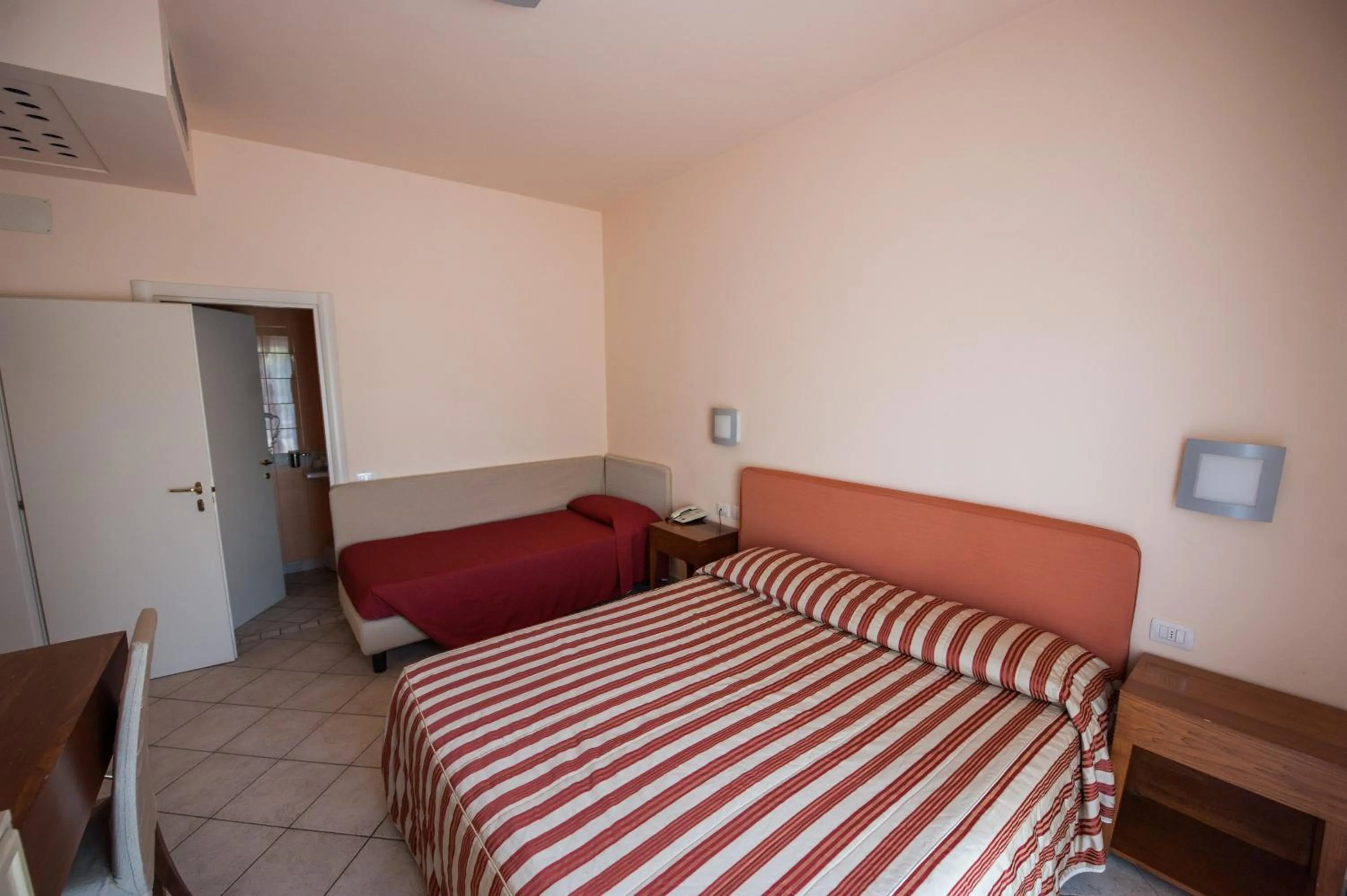 Bedroom, Bed in Alba Hotel