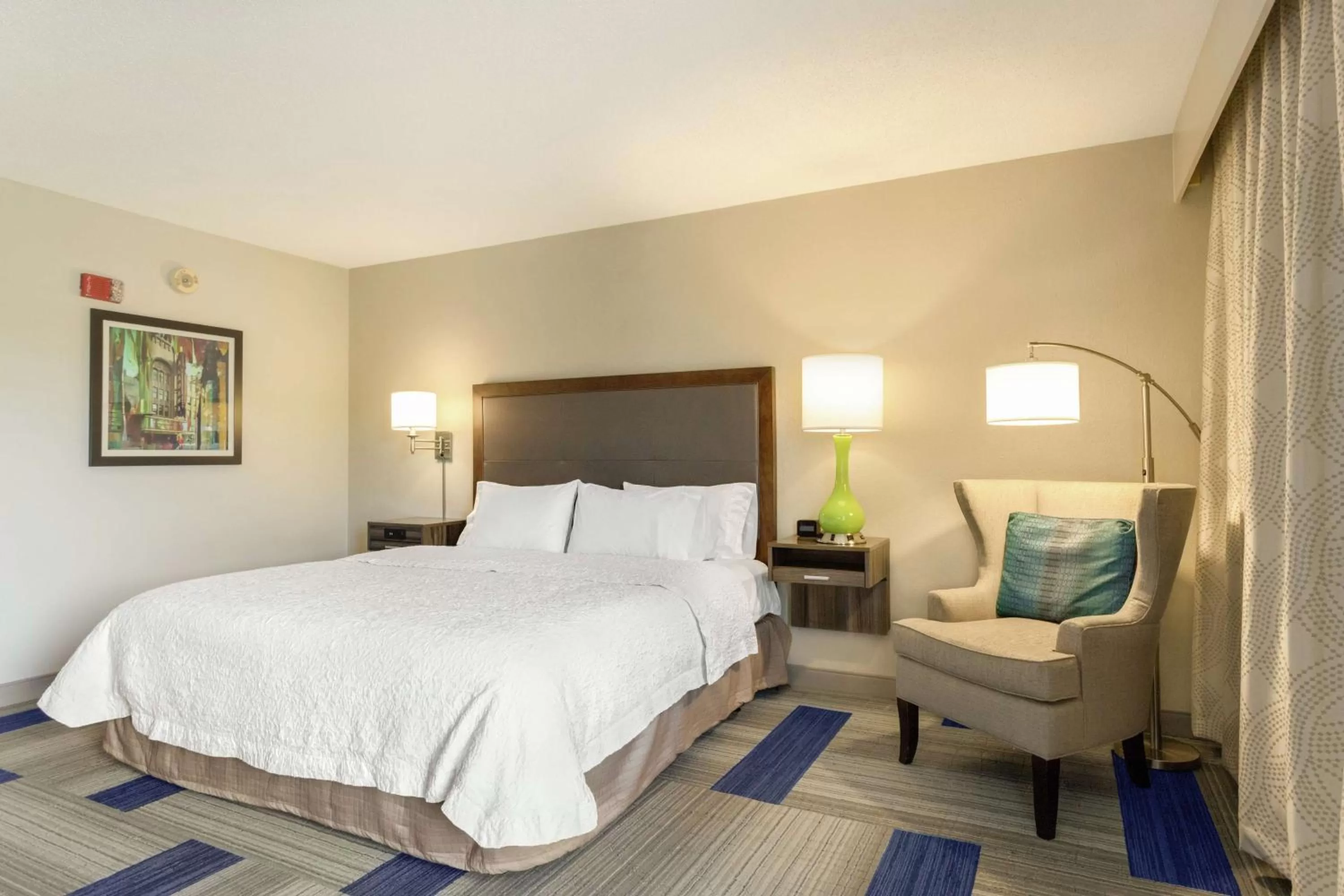 Bed in Hampton Inn Birmingham-Trussville