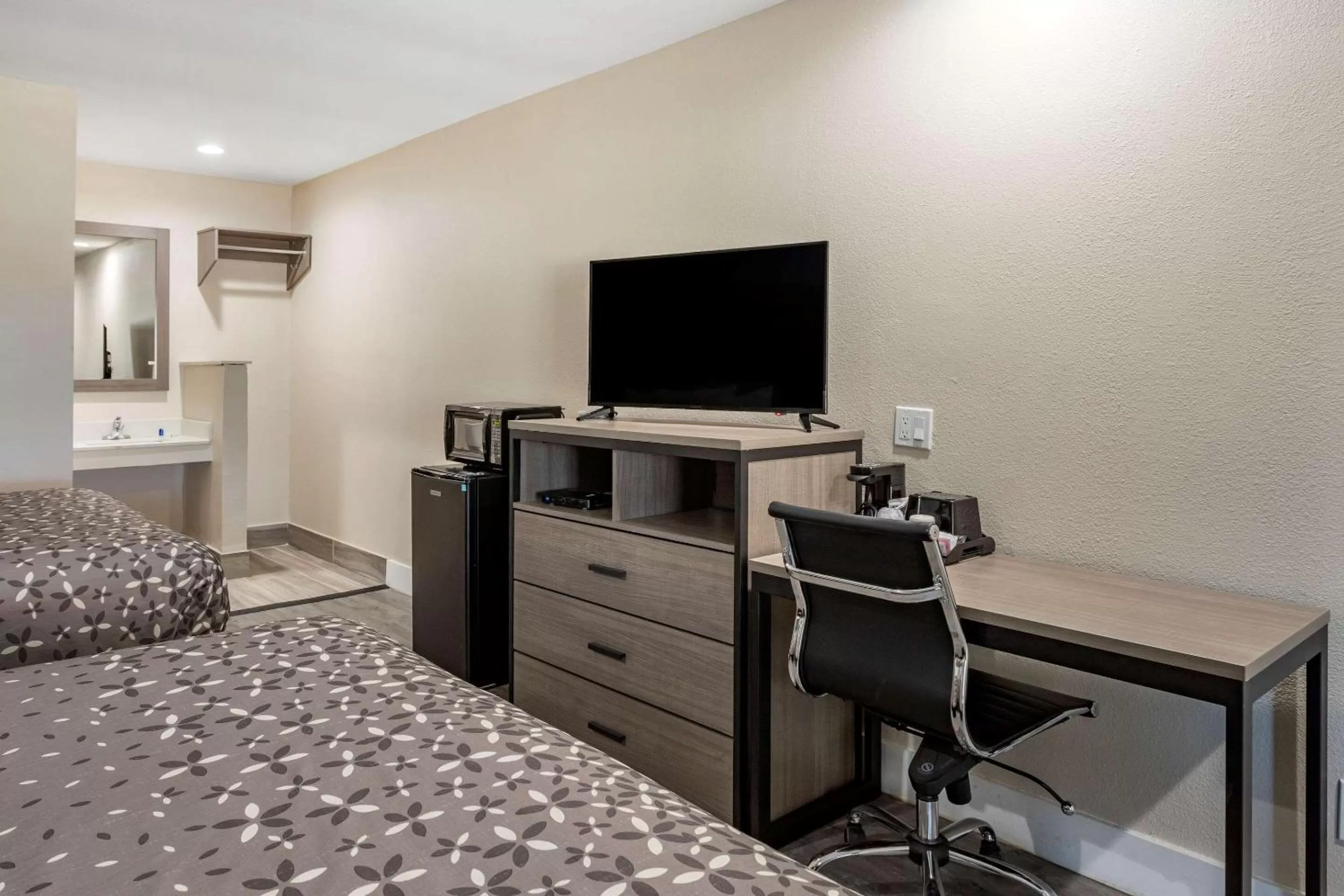 Photo of the whole room, Bed in Rodeway Inn Caldwell