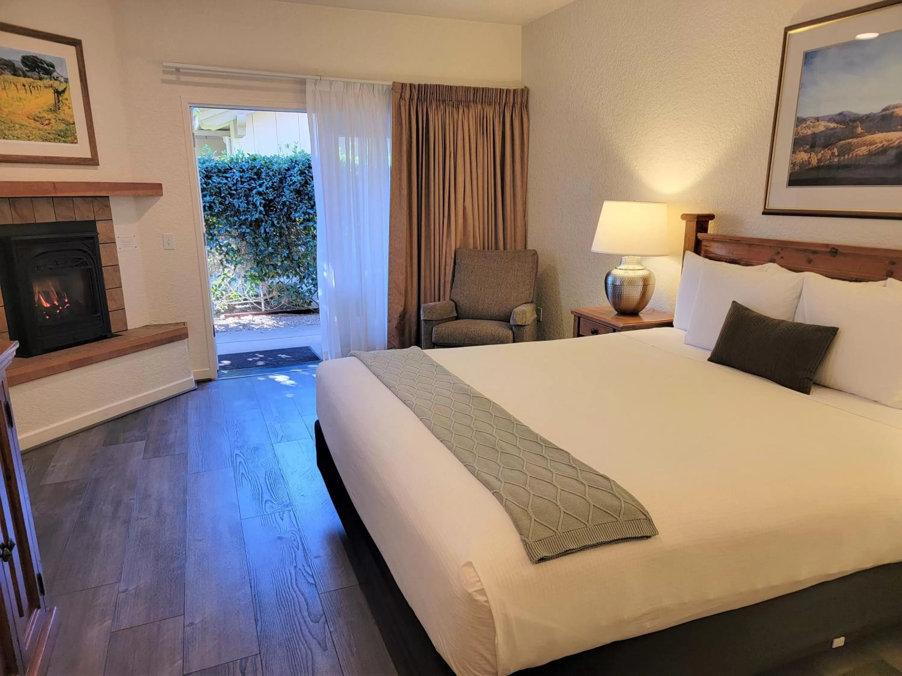 Superior King Room - Disability Access in El Pueblo Inn