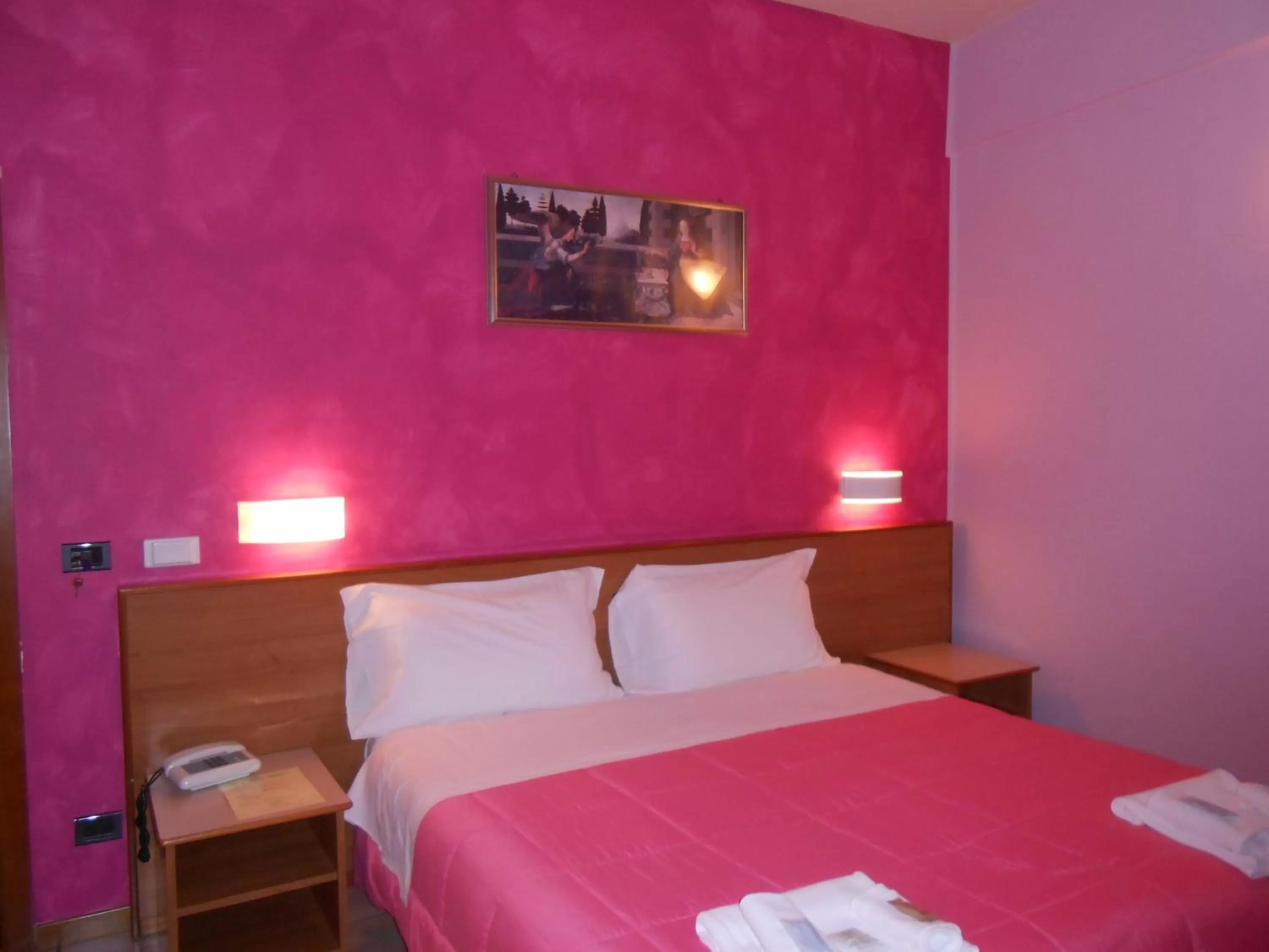 Bedroom, Bed in Hotel Pellegrino E Pace