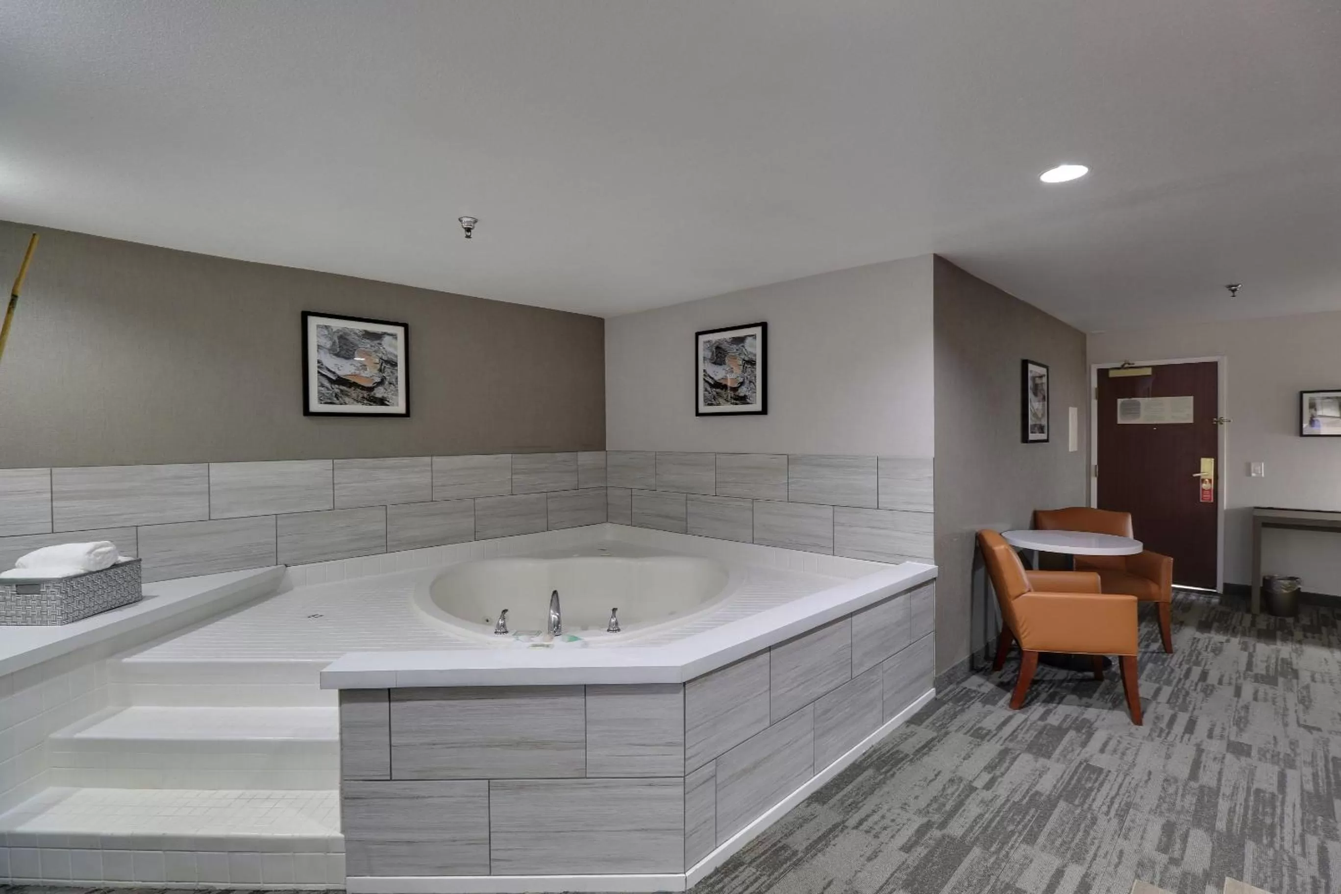 Bedroom, Bathroom in Modesto Hotel - Gateway to Yosemite