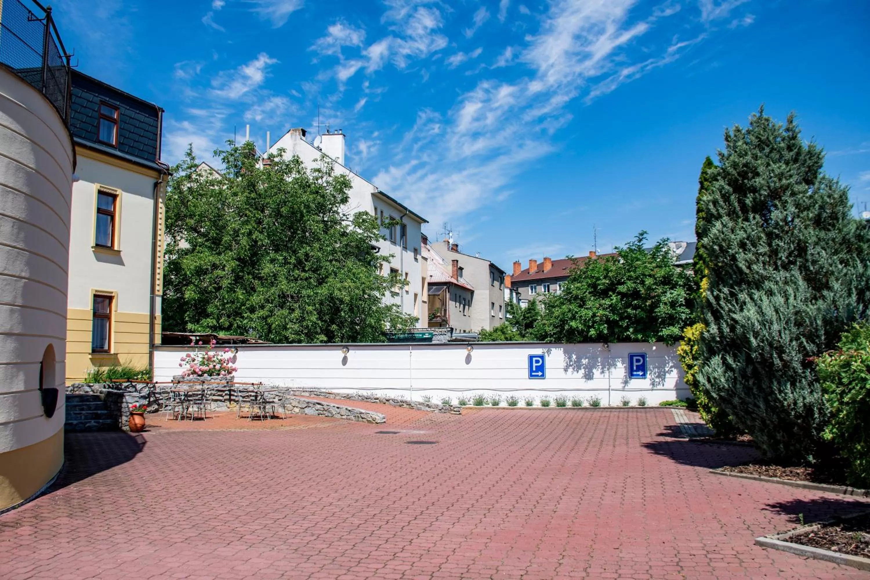 Parking, Property Building in Lafayette