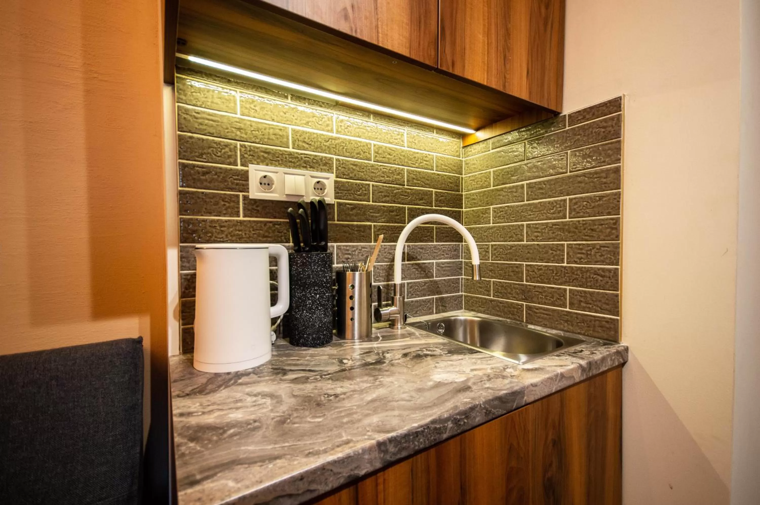 Coffee/tea facilities, Kitchen/Kitchenette in Kyiv Panorama Apartments near Gulliver