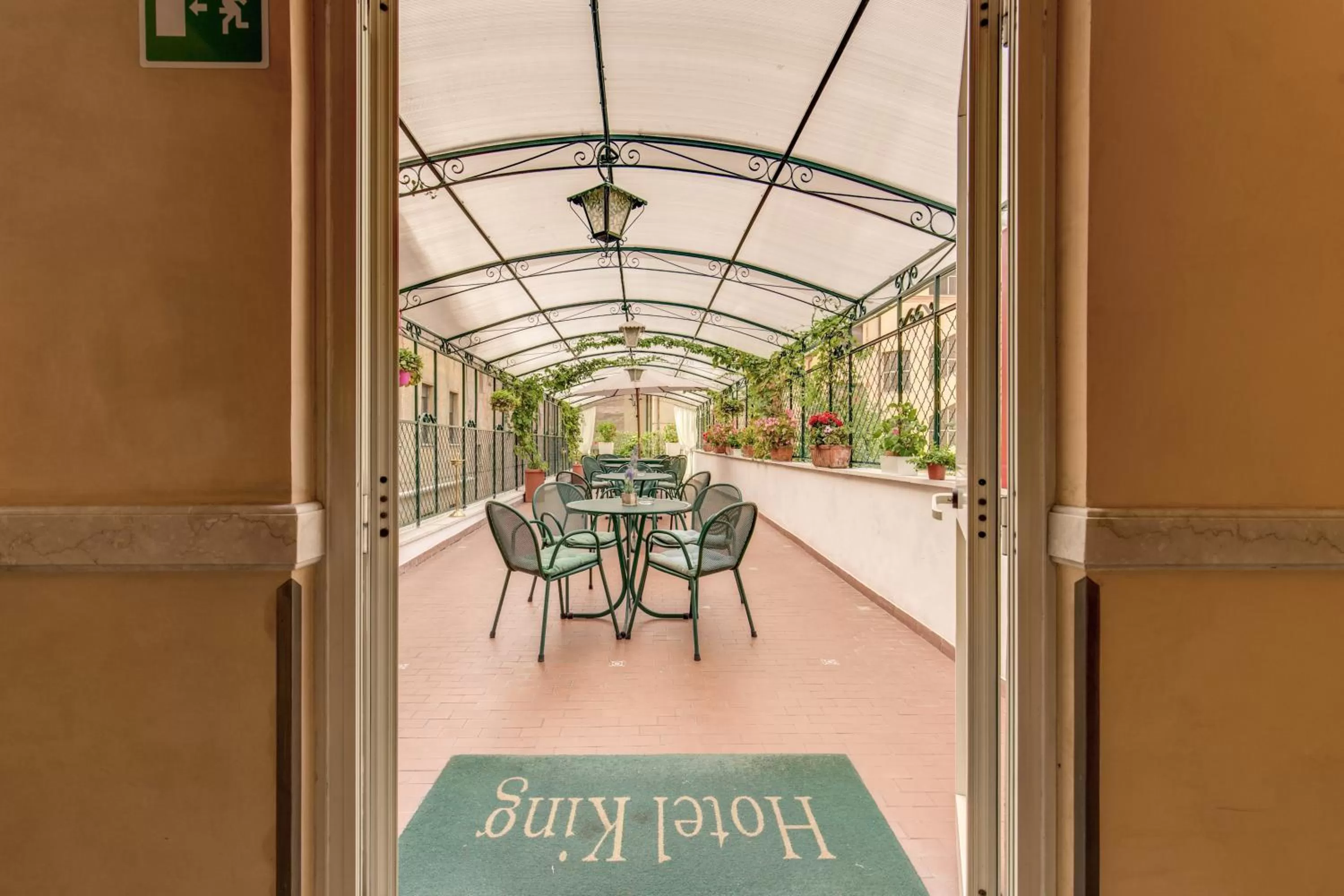 Restaurant/places to eat in Hotel King