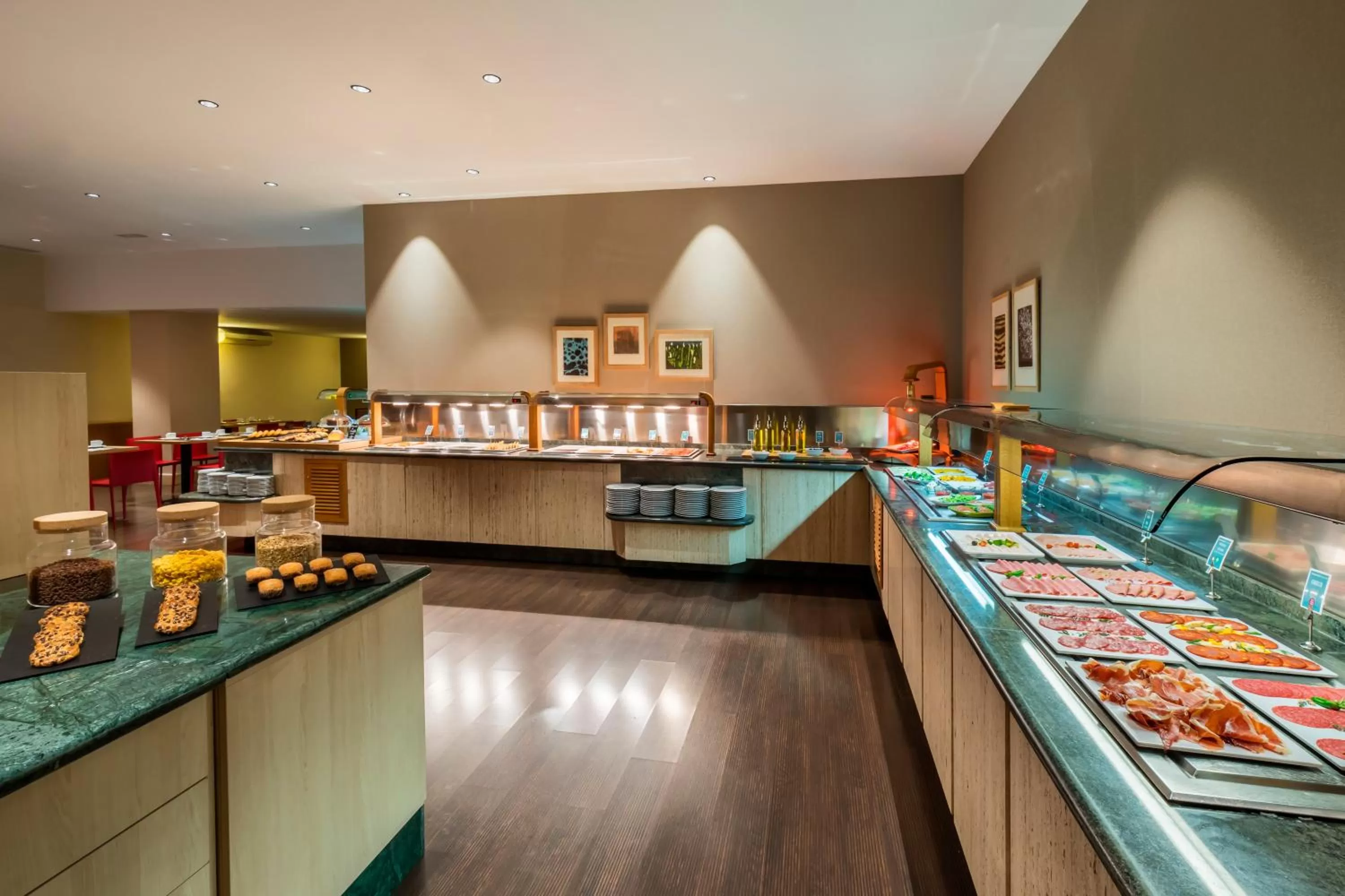 Restaurant/places to eat in Occidental Granada