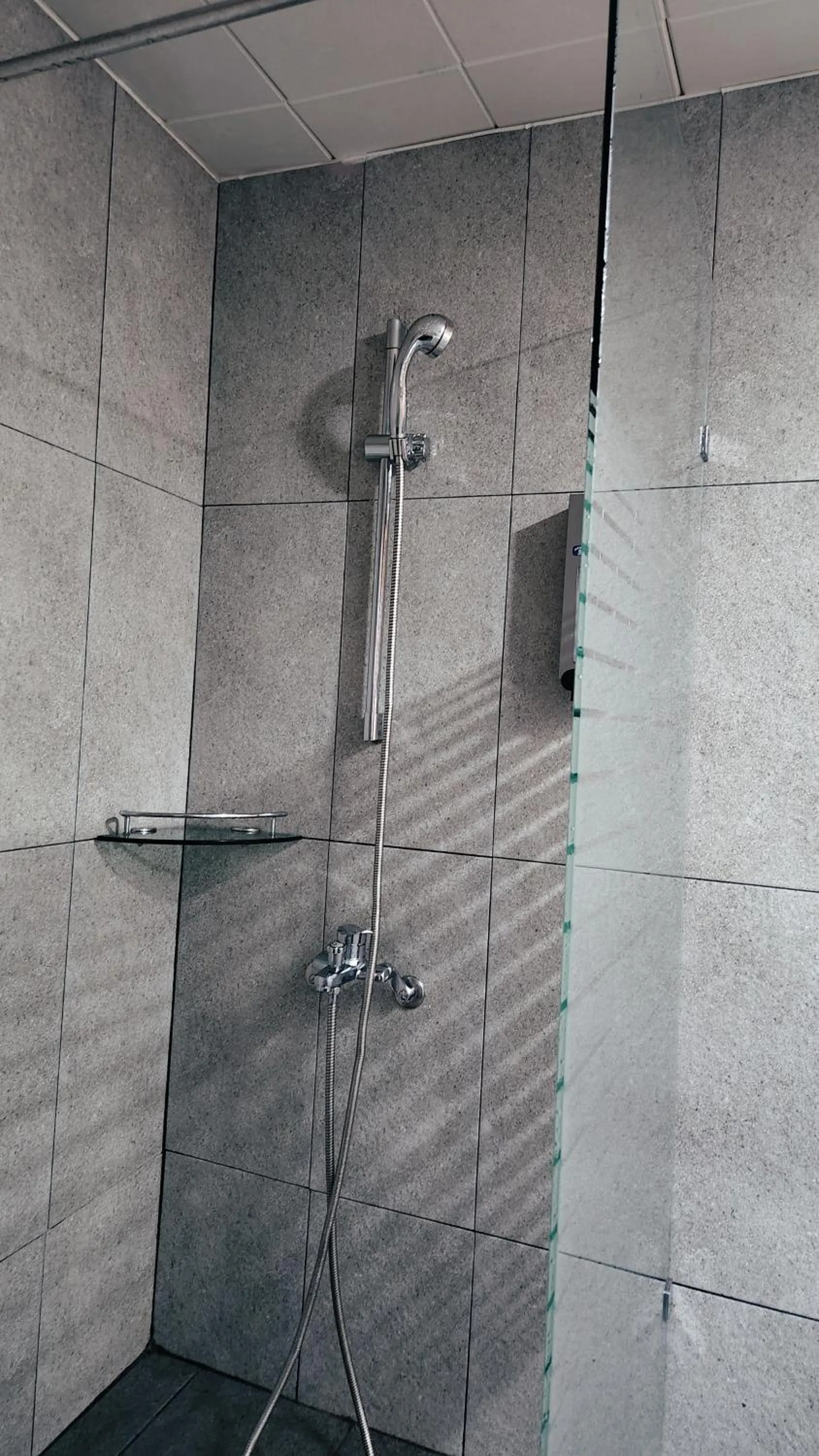 Shower in Kimchee Busan Downtown Guesthouse