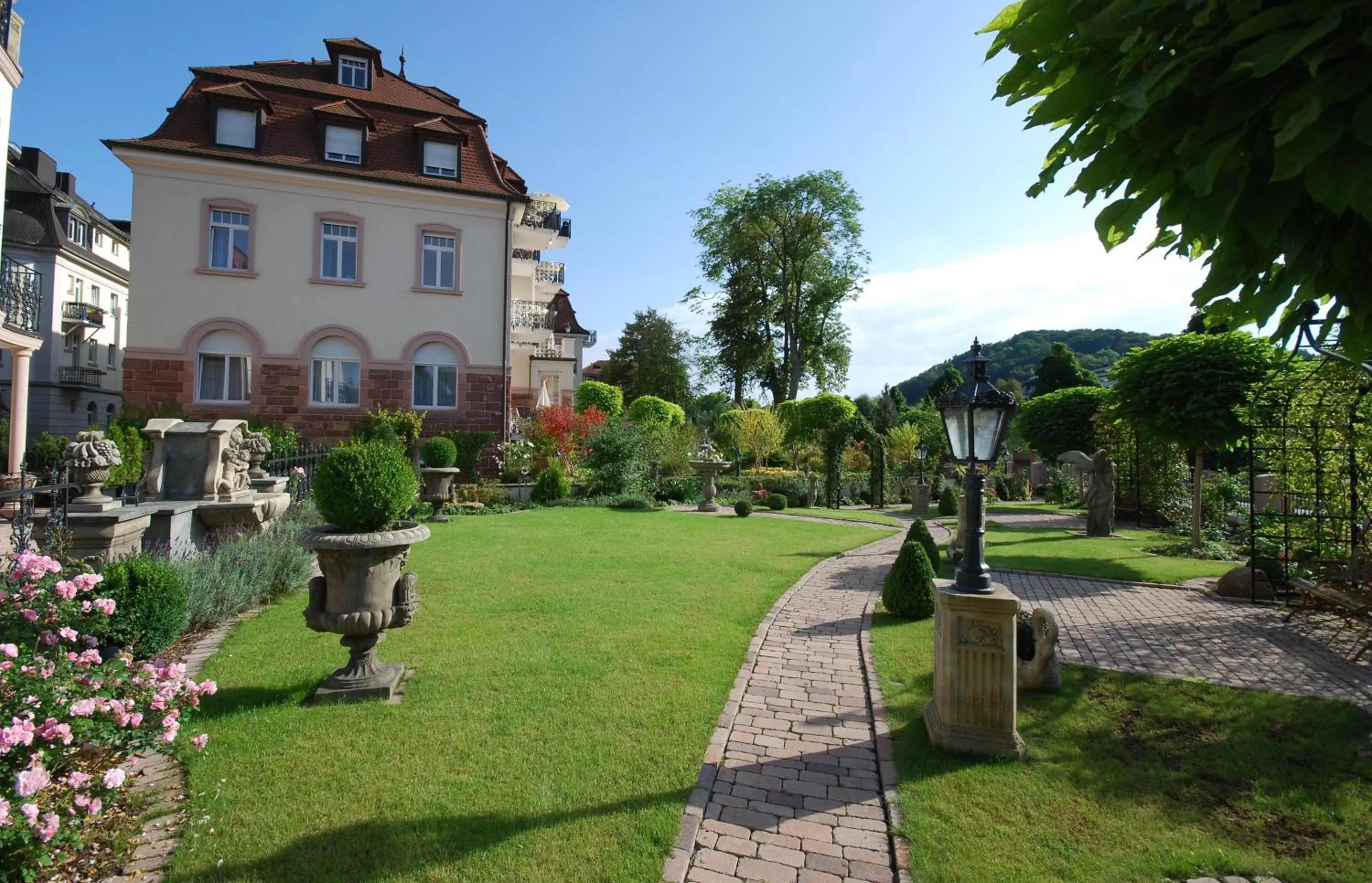 Garden view, Property Building in Hotel Residenz am Rosengarten