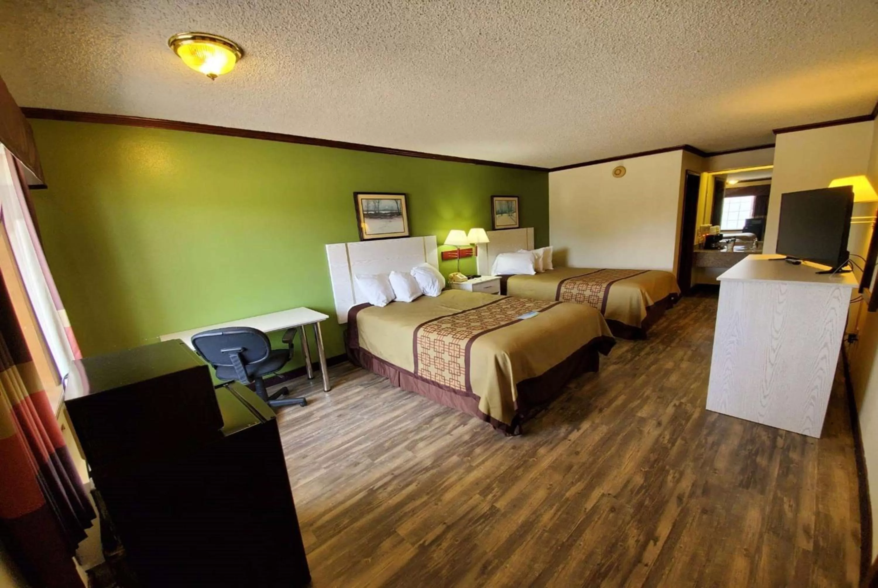 Photo of the whole room, Bed in Days Inn by Wyndham Monett