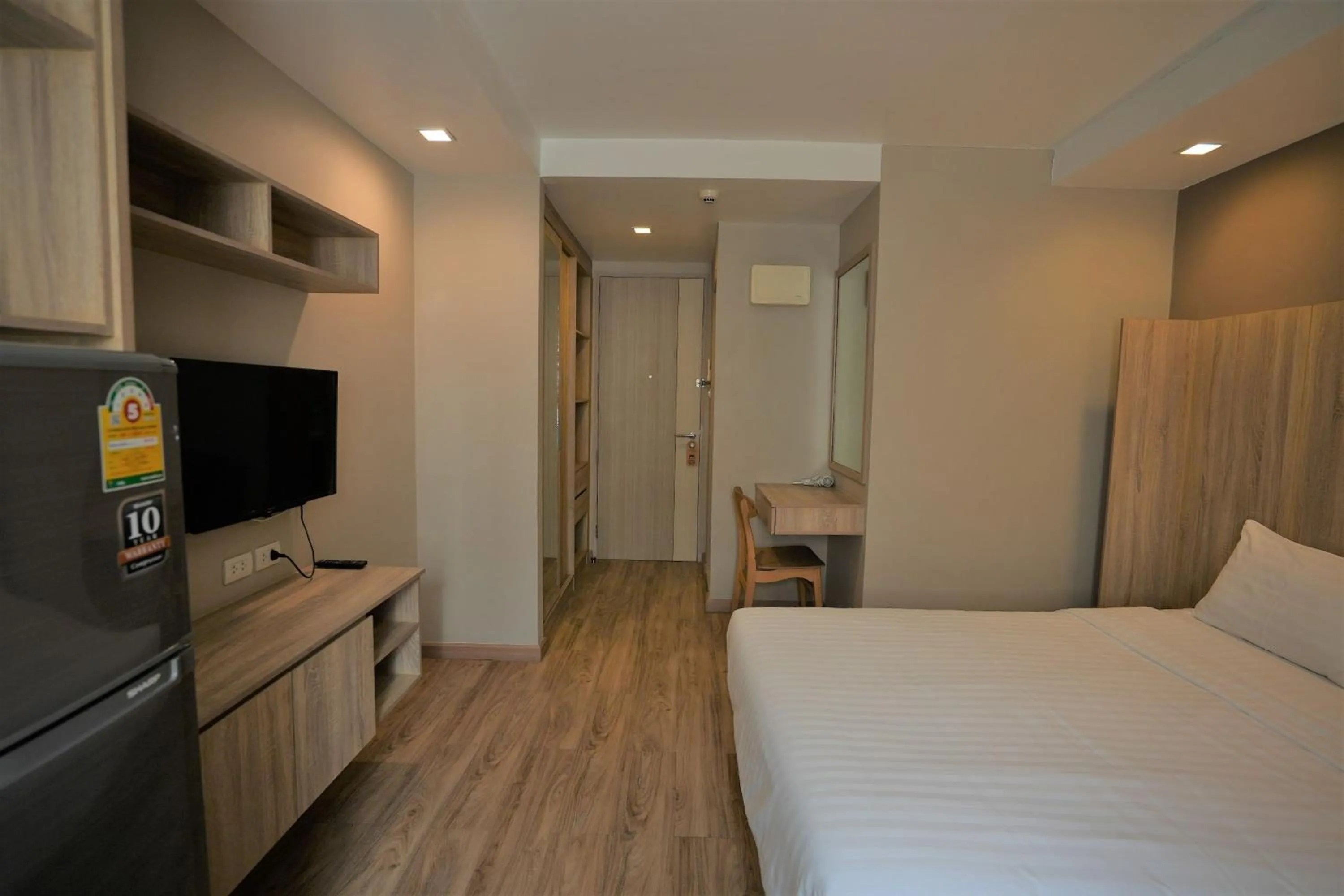 Photo of the whole room, Bed in Baan Tanwa - MRT Ratchadapisek Exit 1 or 2